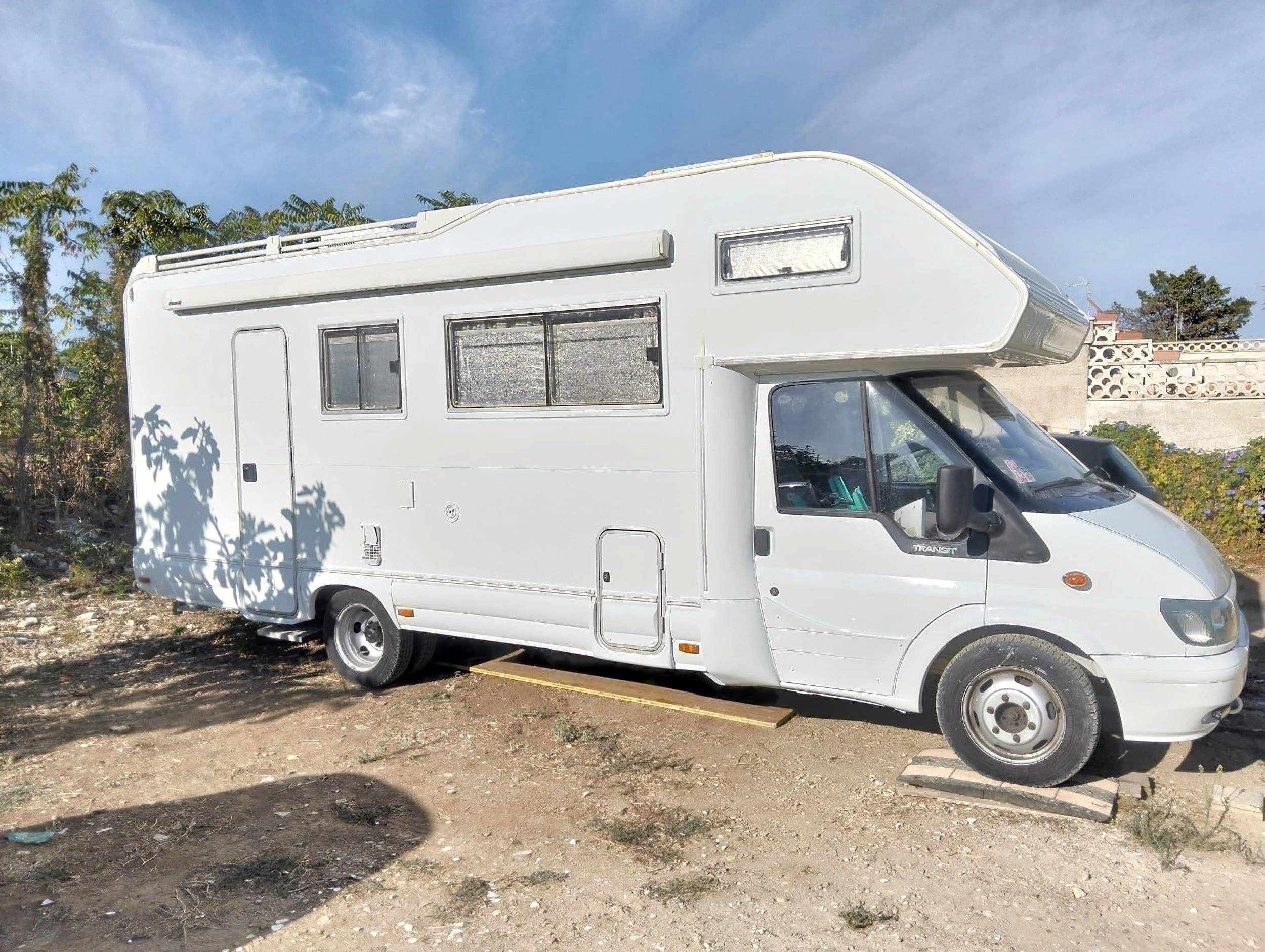 Front view from 3/4 Ford Transit 2,4 l 115 ch - Yescapa