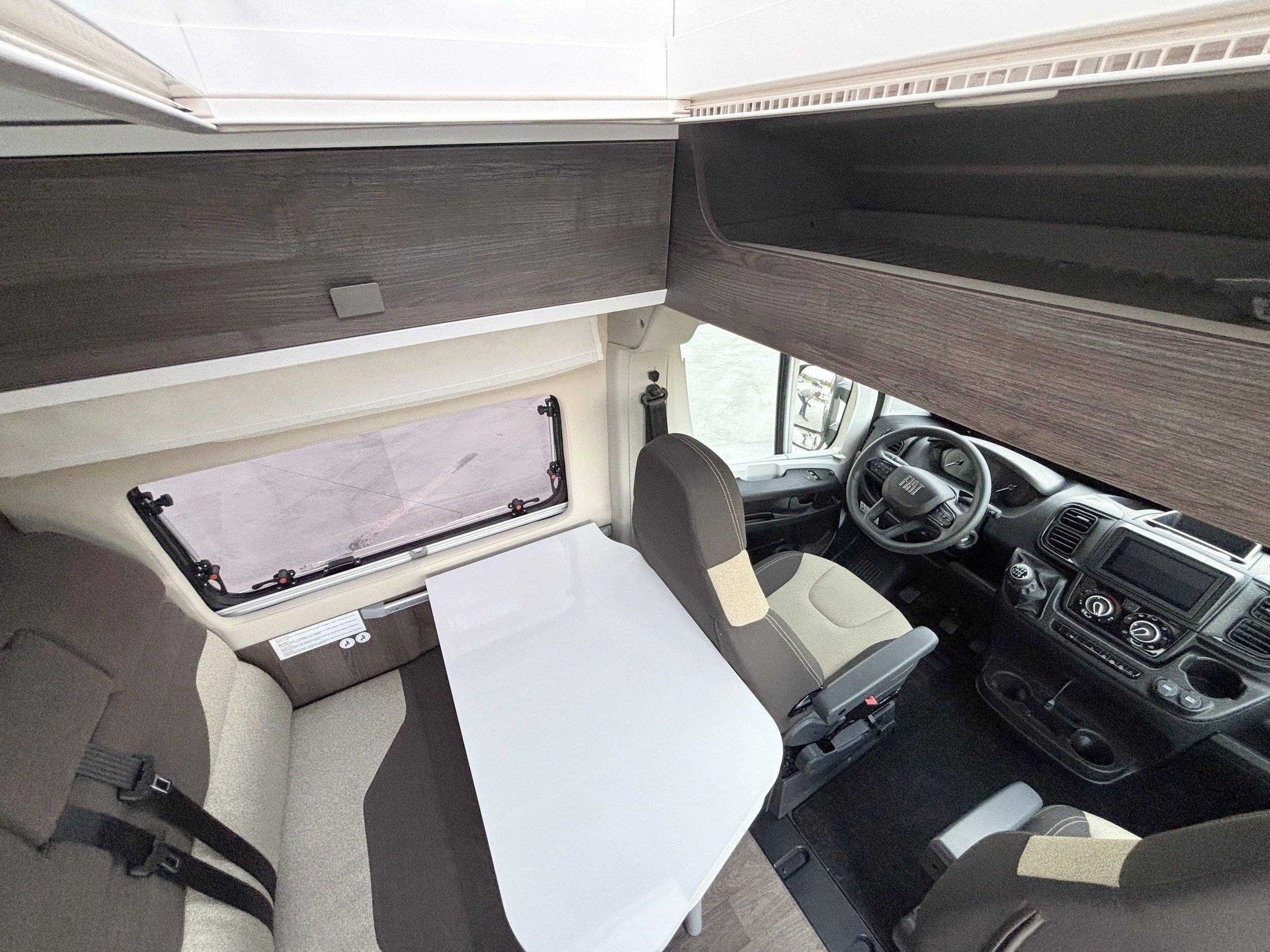 Dining Area Fiat Ducato 120 Multijet - Yescapa
