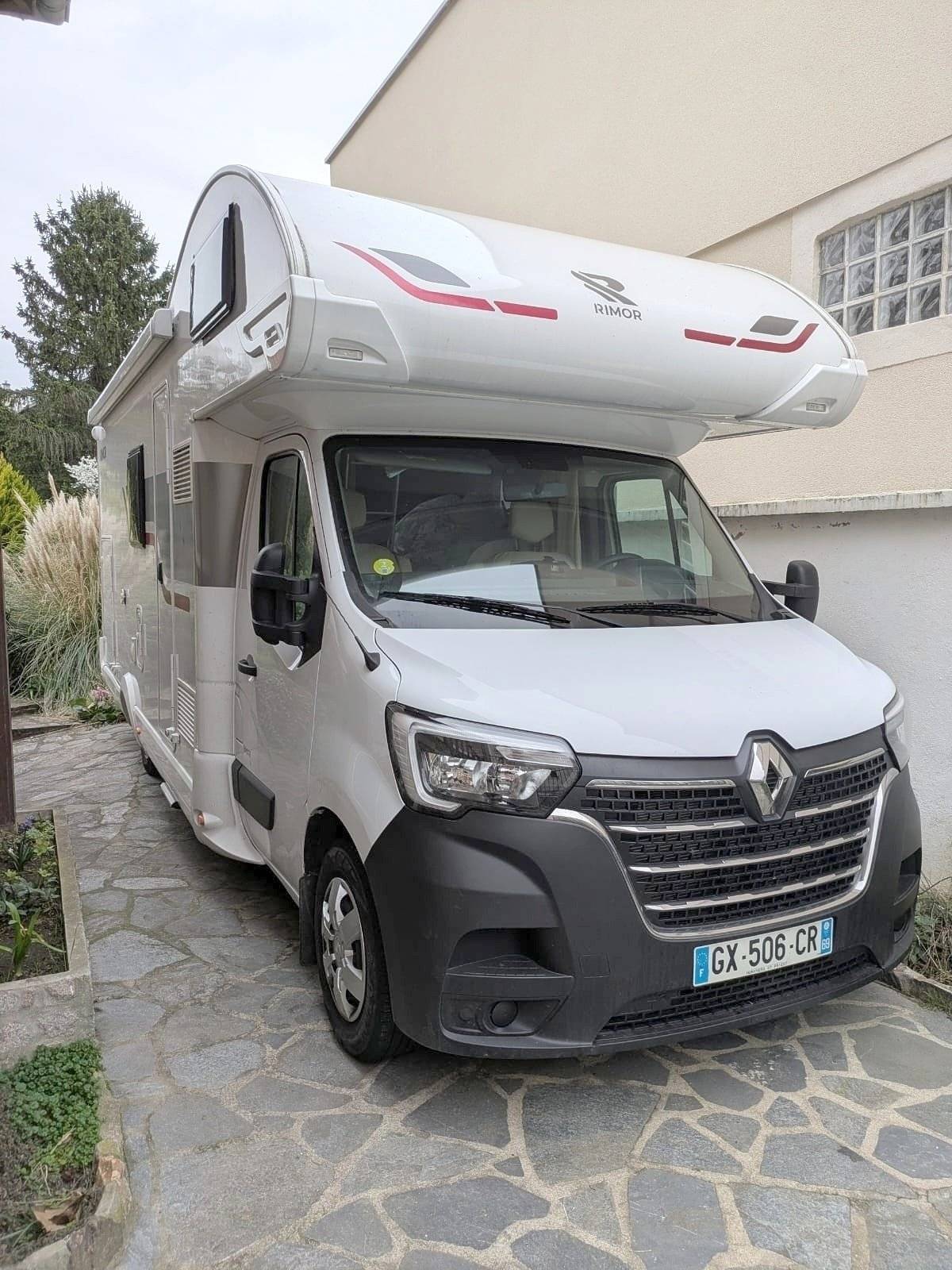 Vista del vehicle angle davanter Renault - Yescapa