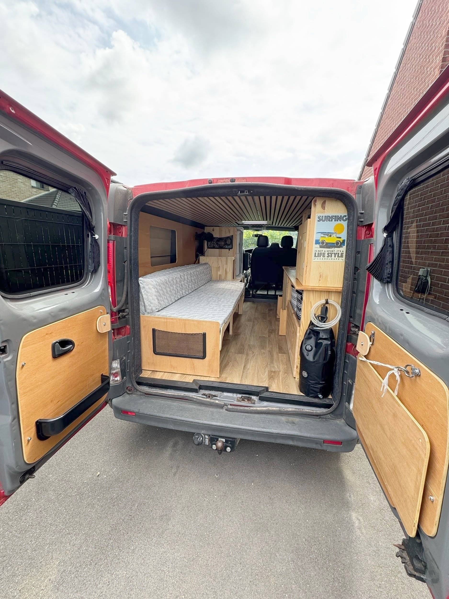 Vista del vehículo ángulo delantero Renault Trafic 2 l 115 ch - Yescapa