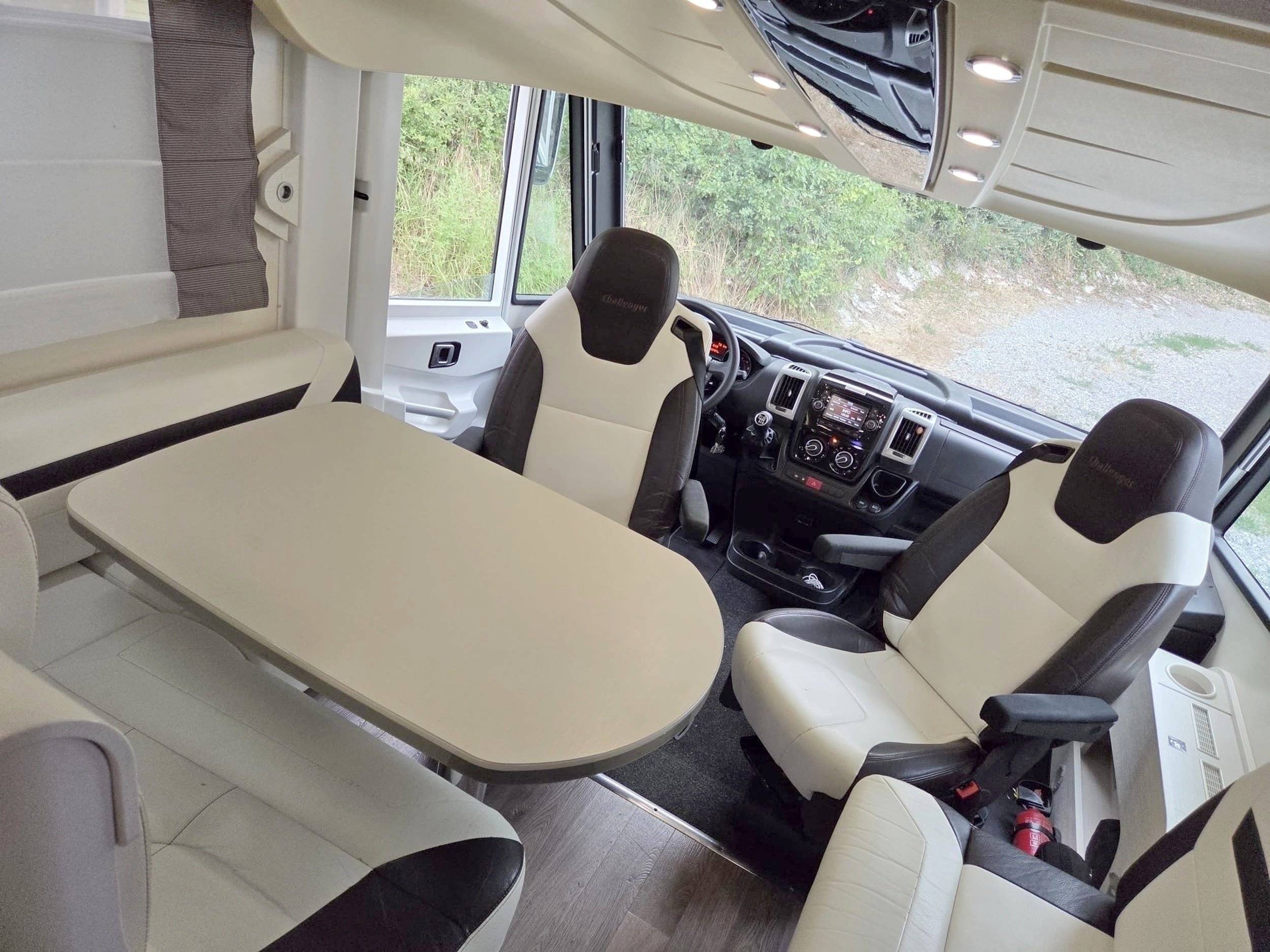Dining Area Fiat Ducato 2,3 l Multijet 130 ch. - Yescapa