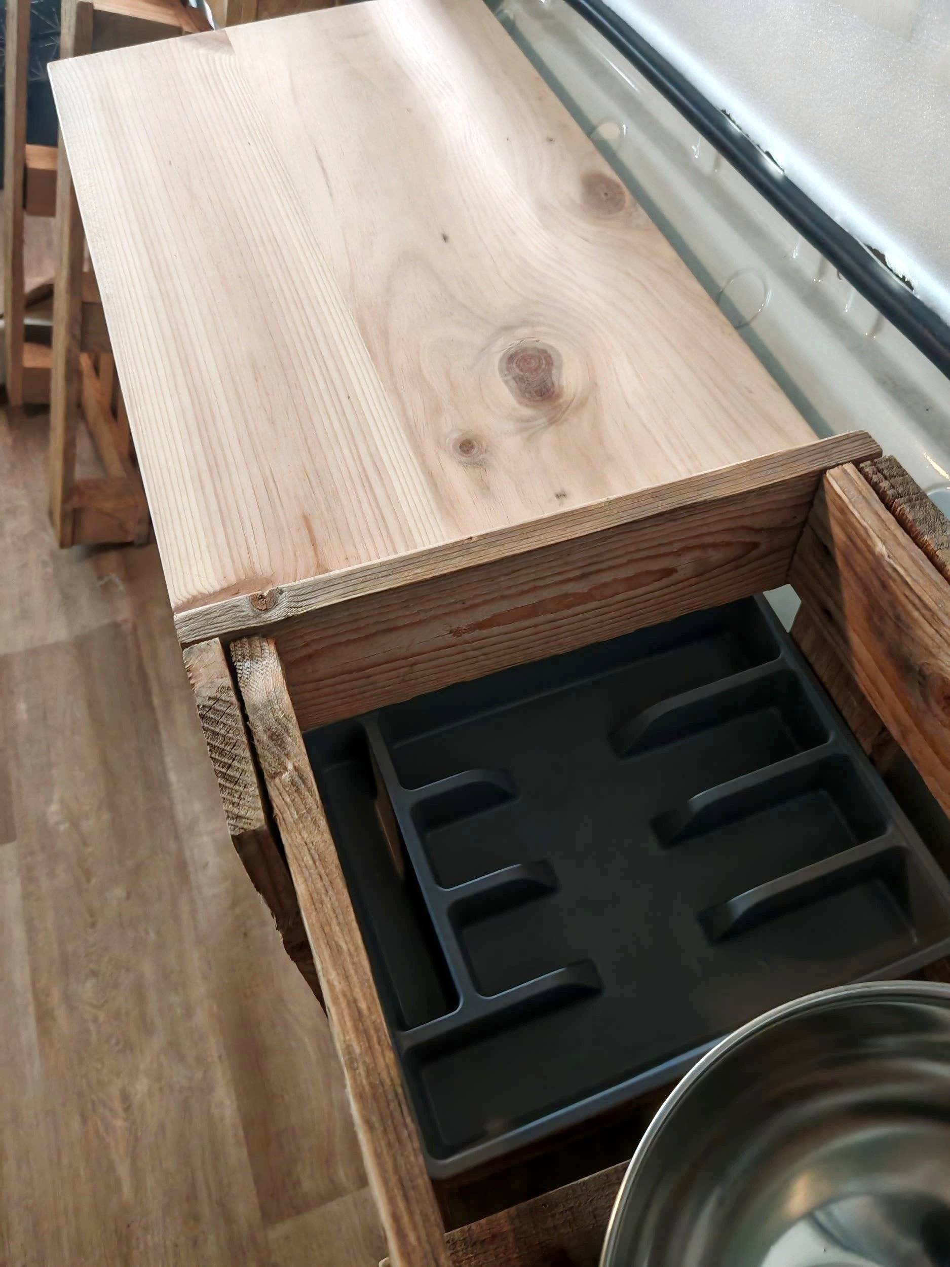 Área de jantar Mercedes sprinter - Yescapa