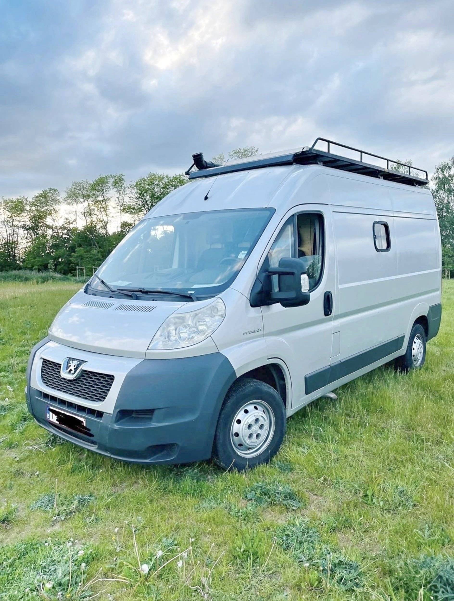 Front view from 3/4 Peugeot Boxer - Yescapa