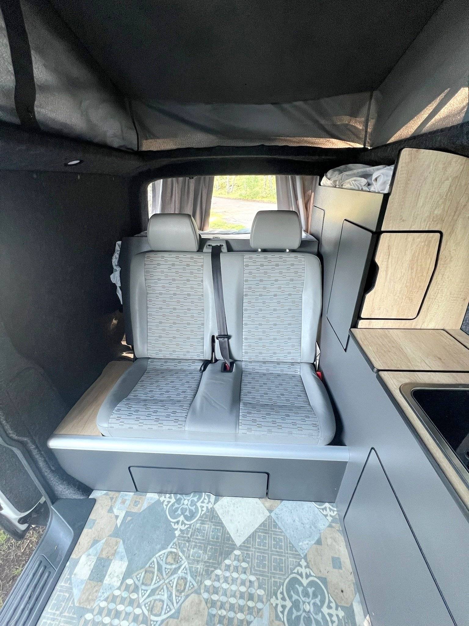 Dining Area Volkswagen T5 2,0 l 140 ch - Yescapa