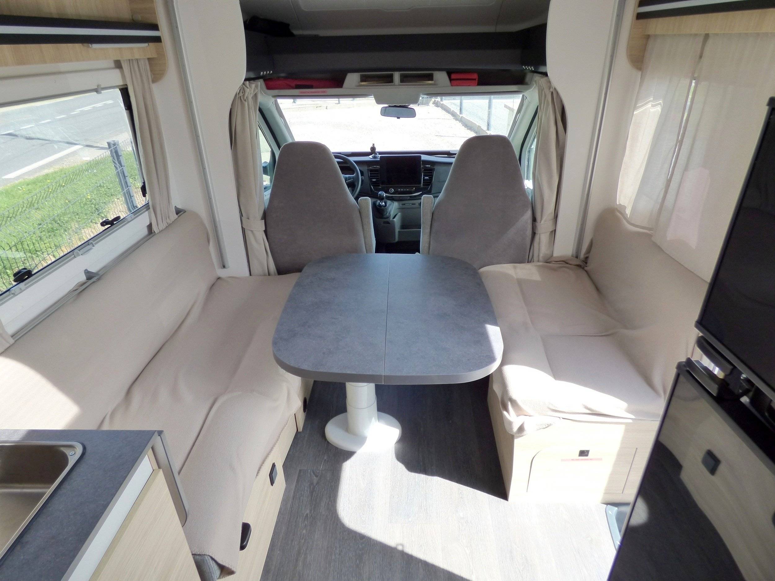 Dinette Ford Transit 2,0 l 130 ch - Yescapa