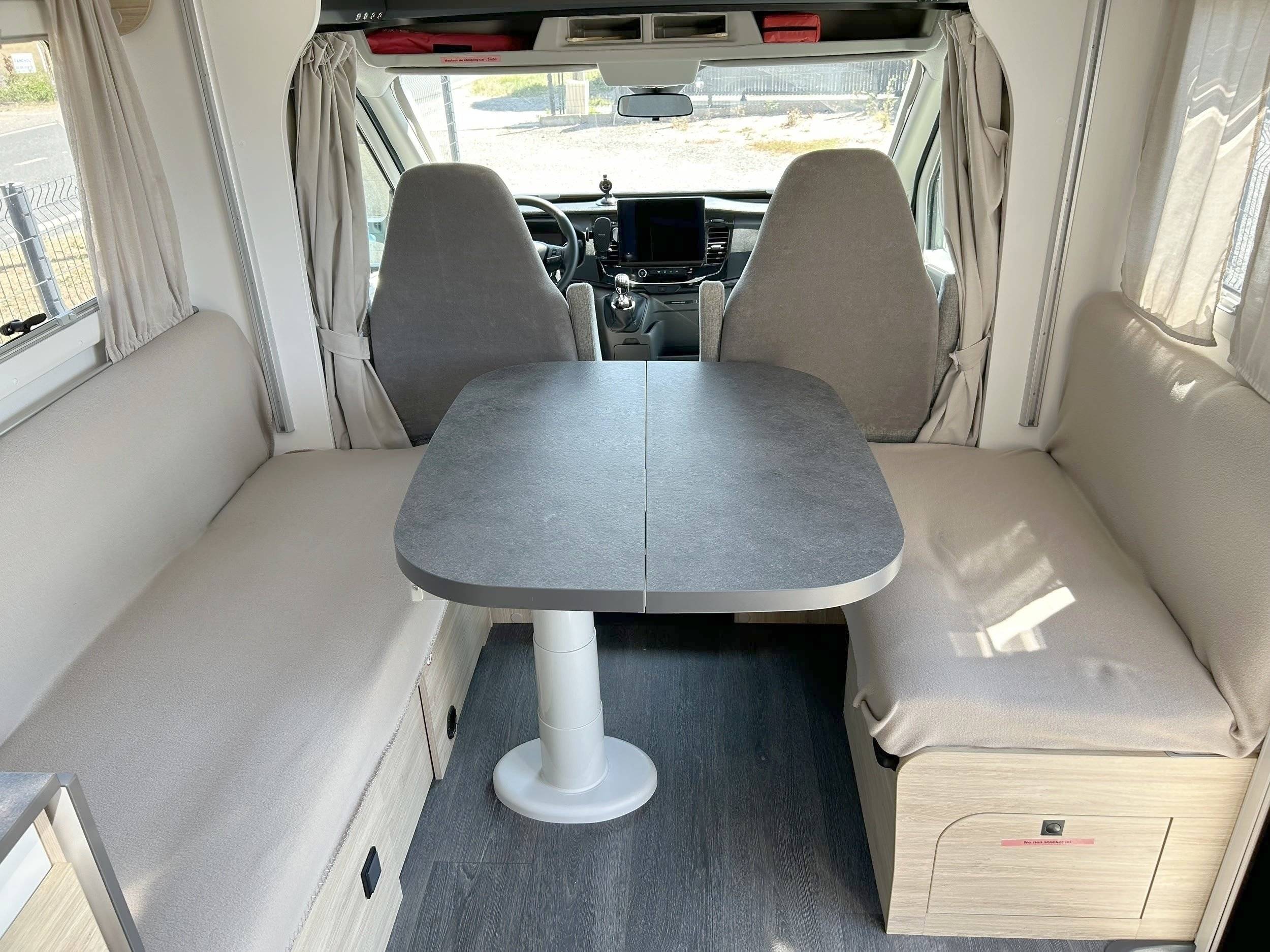 Coin repas Ford Transit 2,0 l 130 ch - Yescapa