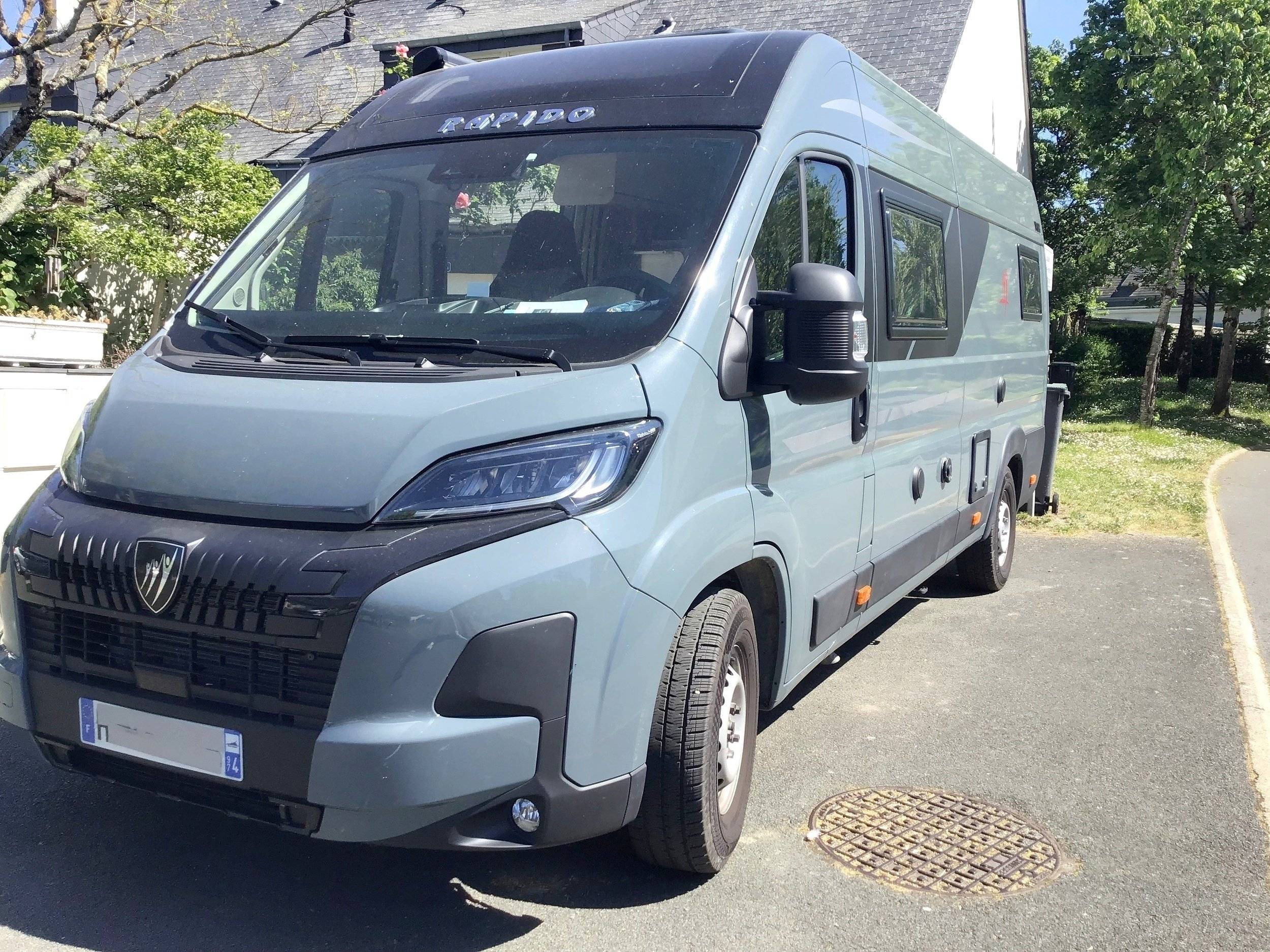 Vista del vehicle angle davanter Peugeot Boxer - Yescapa