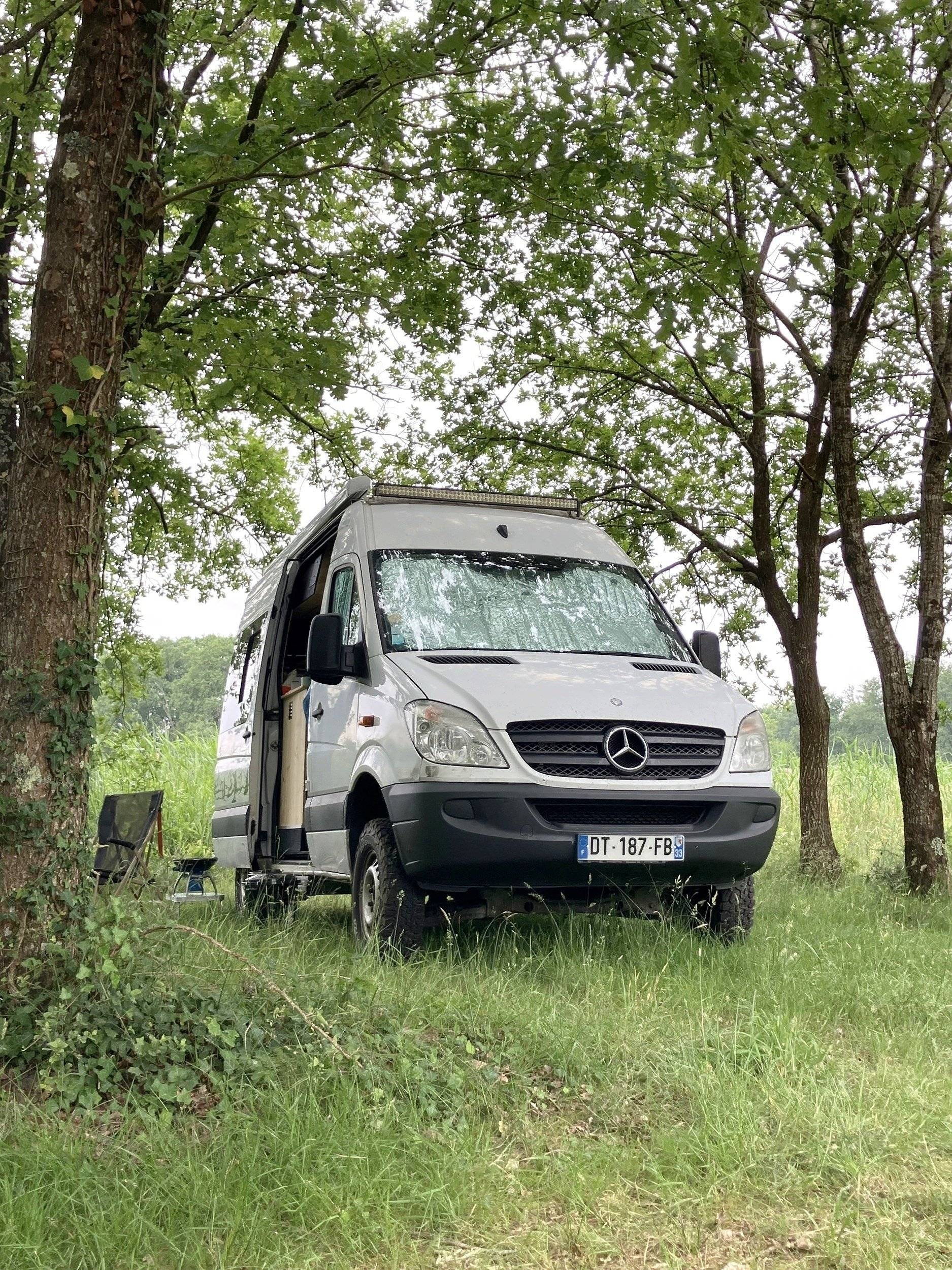 schräge Vorderansicht Mercedes Sprinter 2,15 l 150 ch - Yescapa