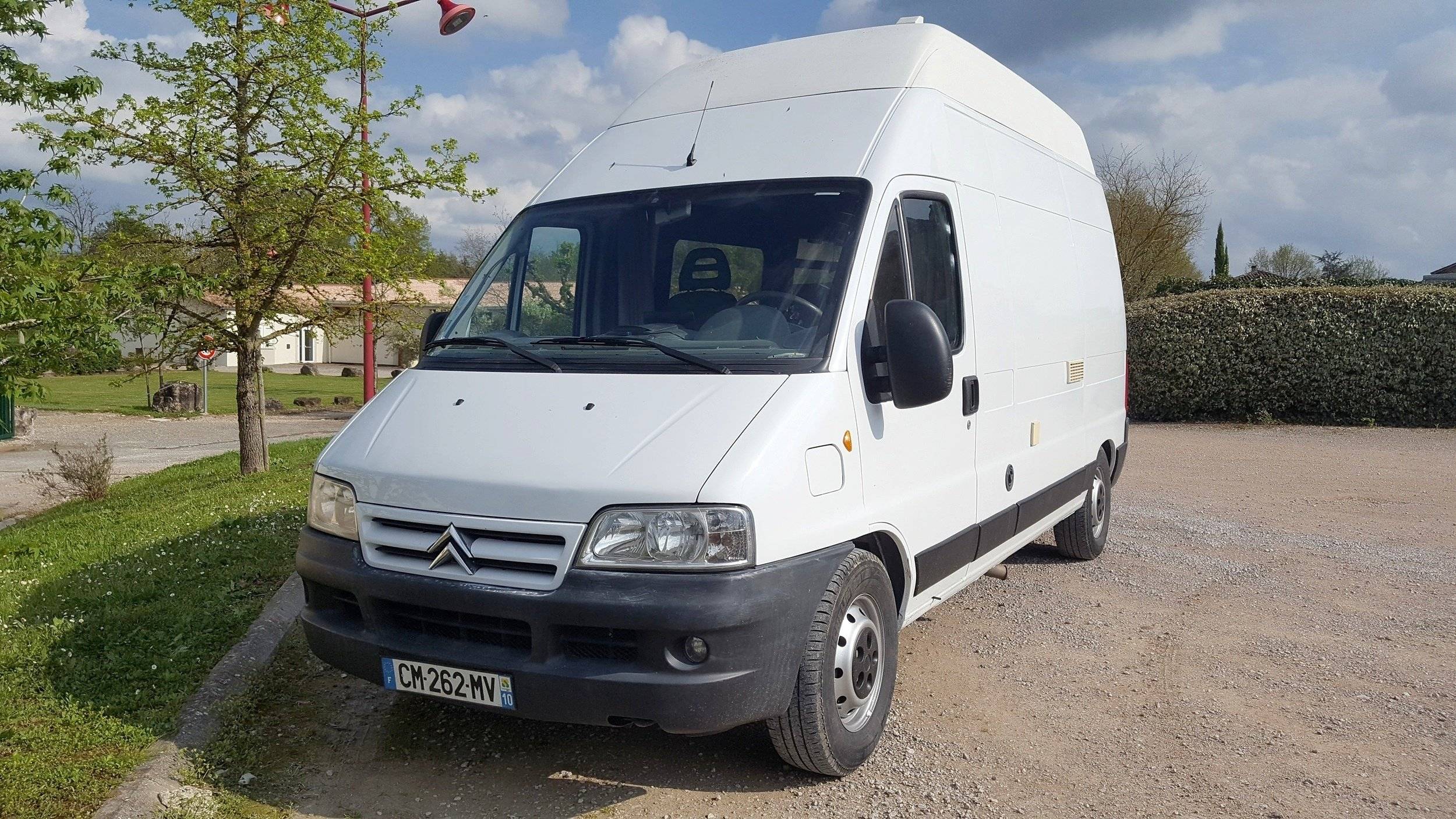 schräge Vorderansicht Citroën - Yescapa