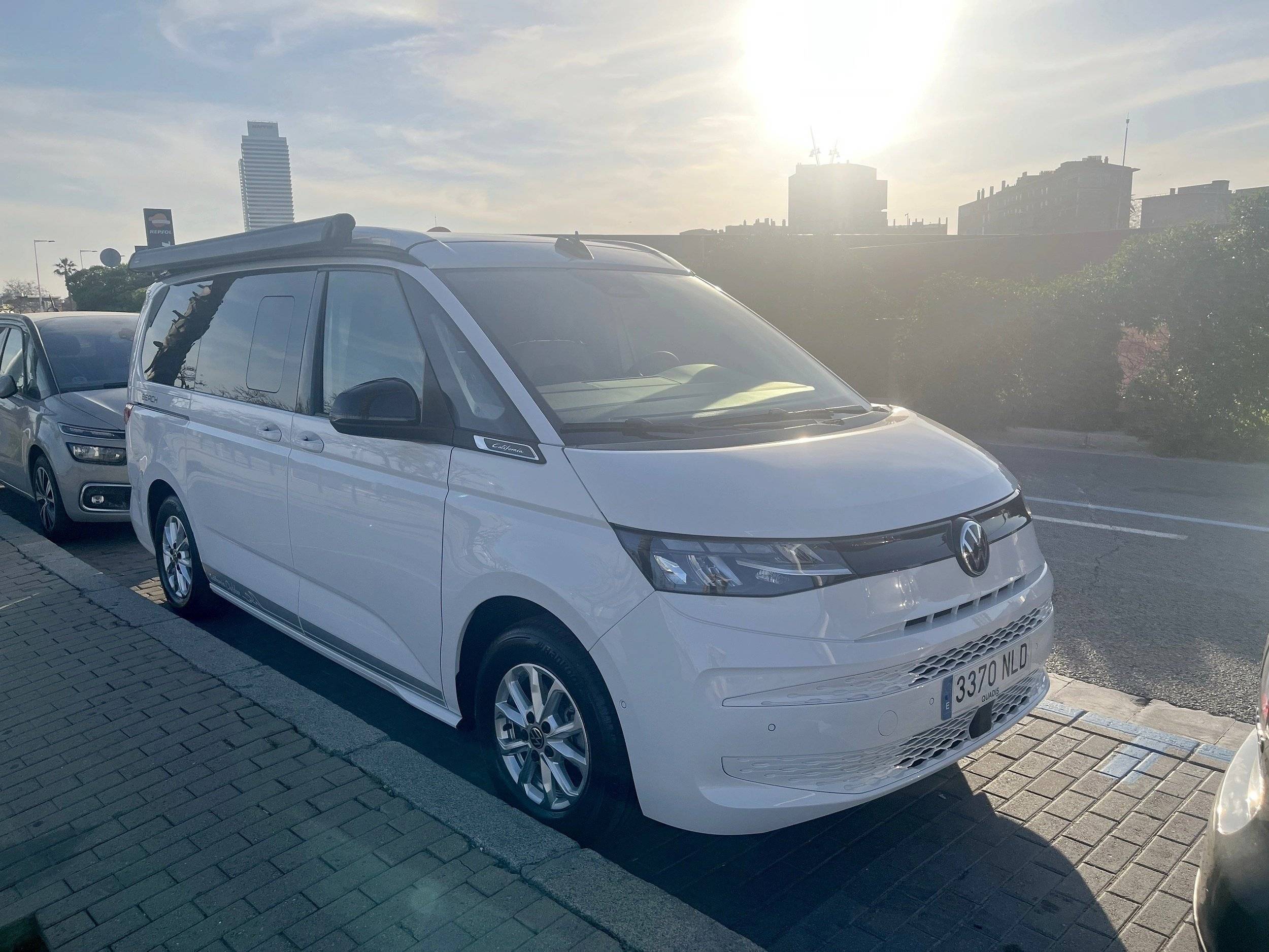 schräge Vorderansicht Volkswagen California Beach - Yescapa