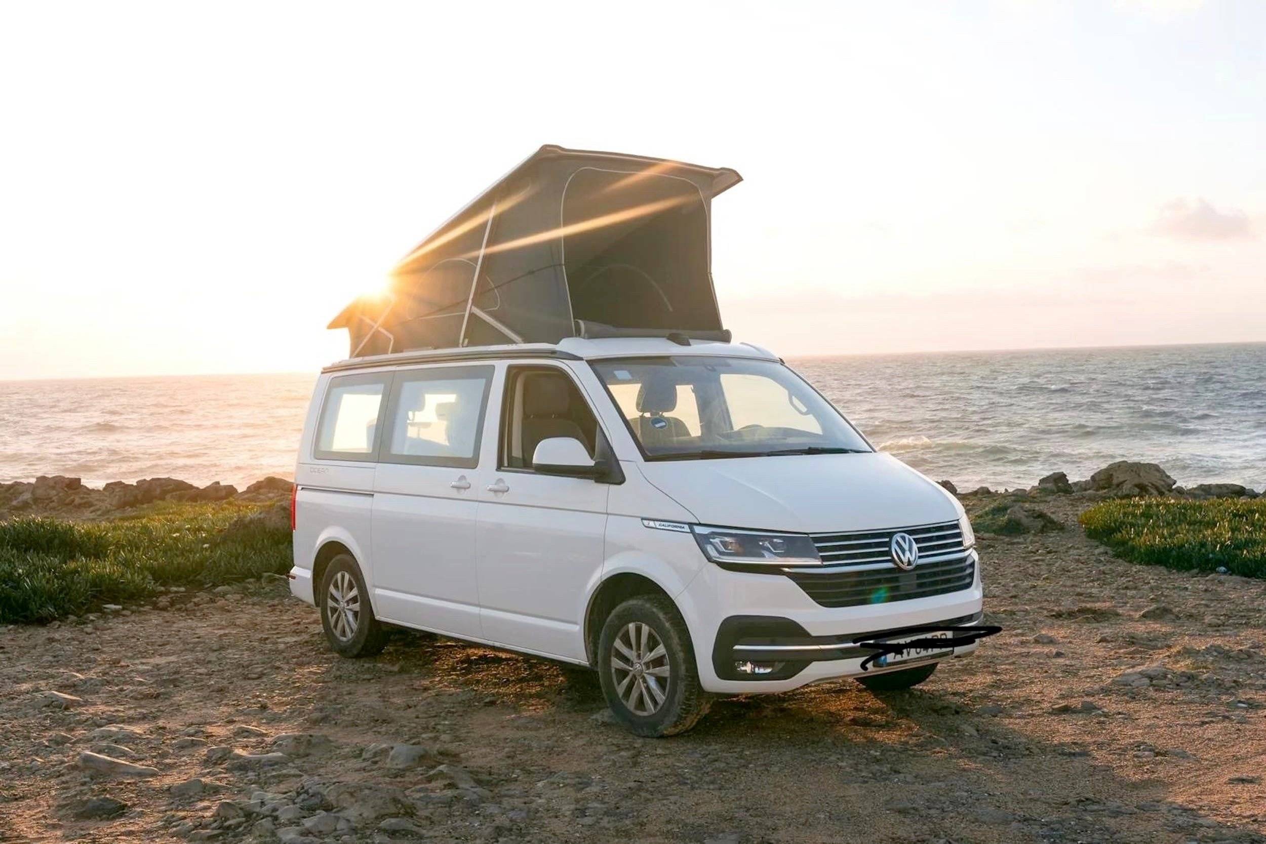 schräge Vorderansicht Volkswagen California Beach - Yescapa