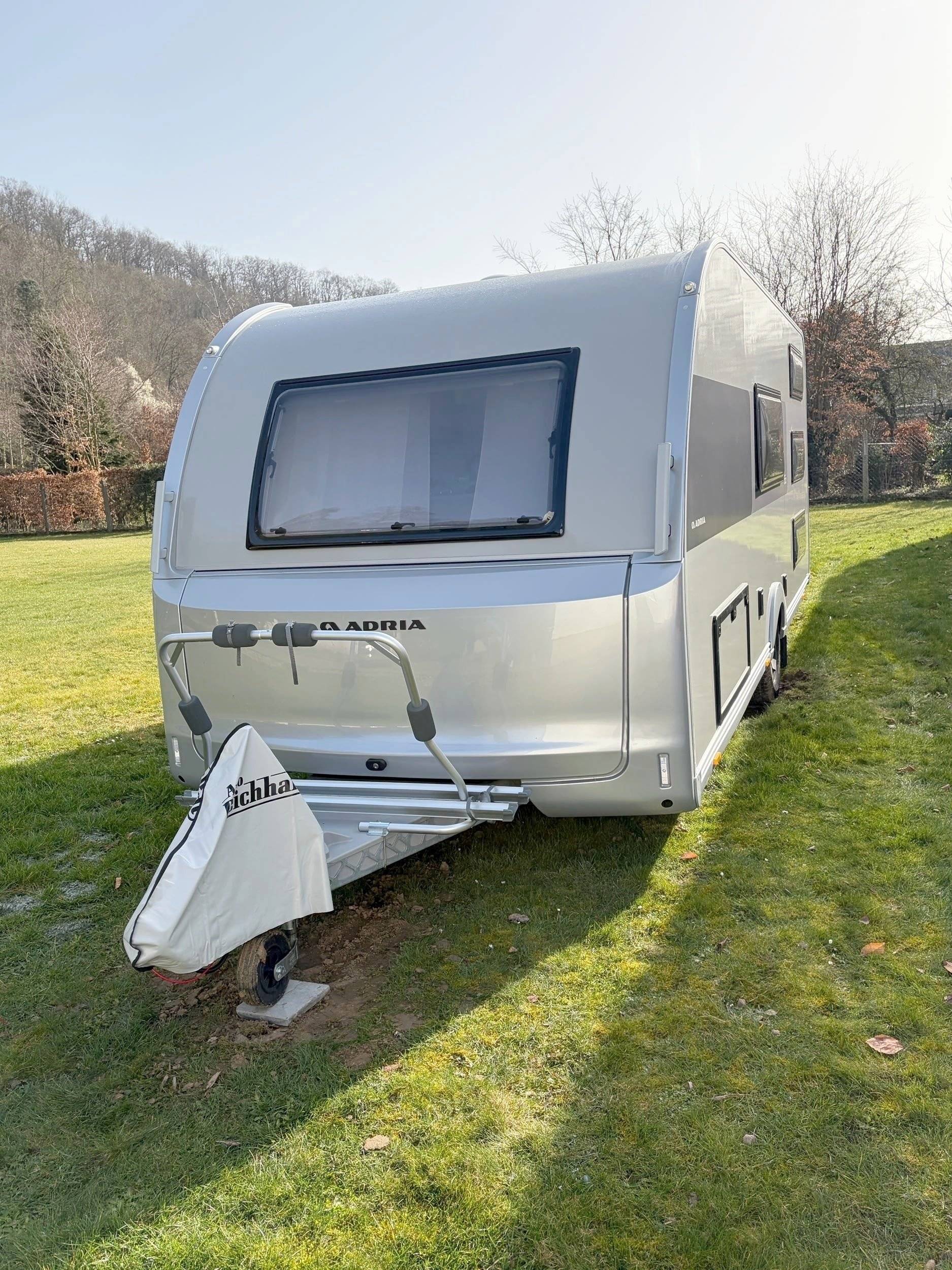 Vista del vehicle angle davanter Adria Altea 552PK - Yescapa