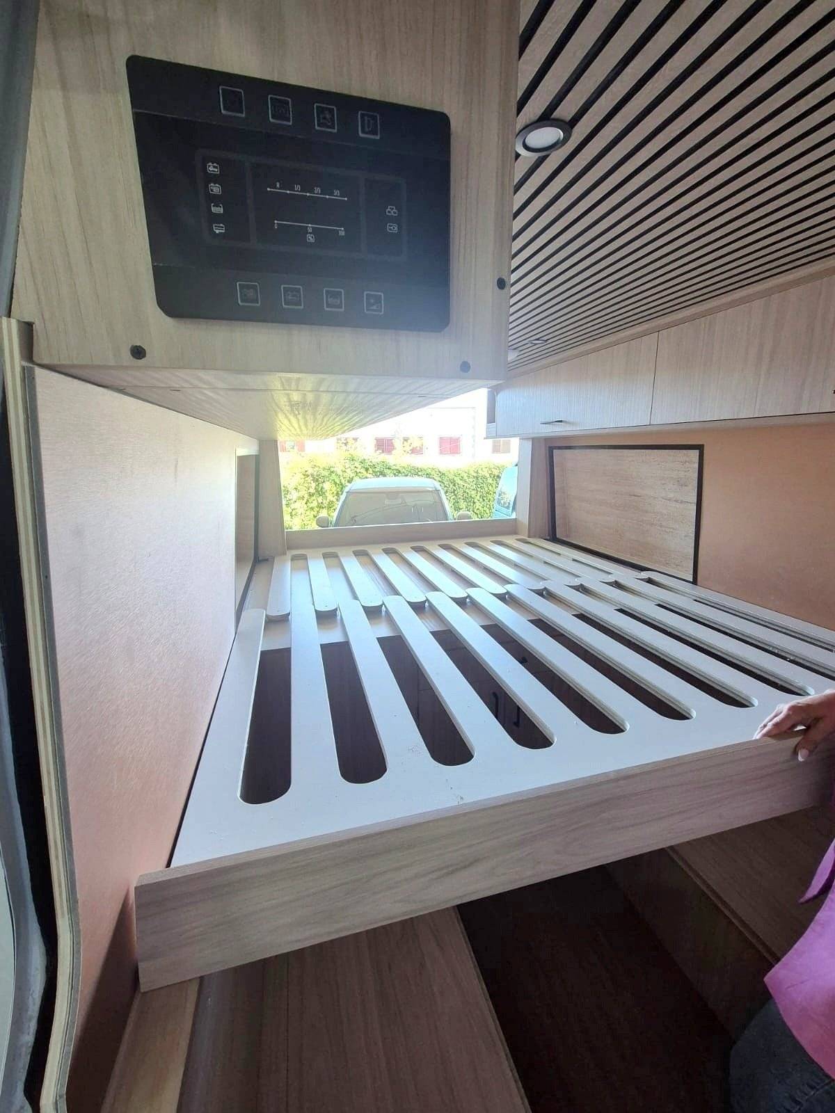 Dining Area Renault Master 3,0 l. dCi 140 ch. - Yescapa