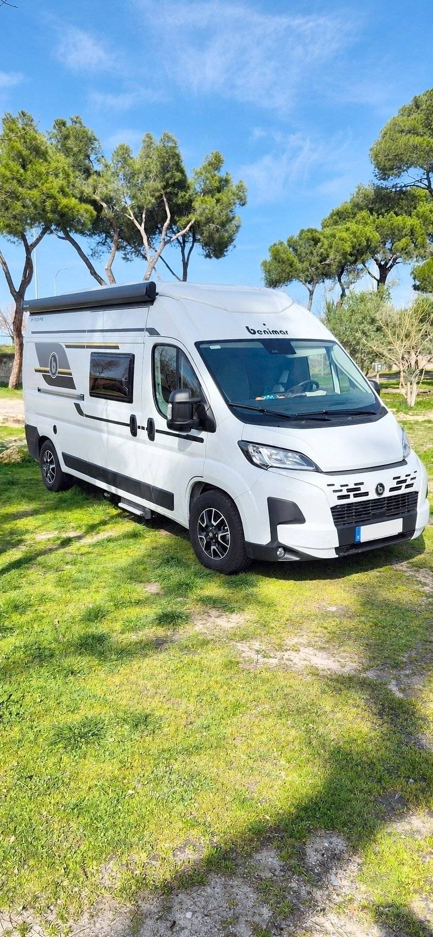 Vue avant de 3/4 Fiat - Yescapa