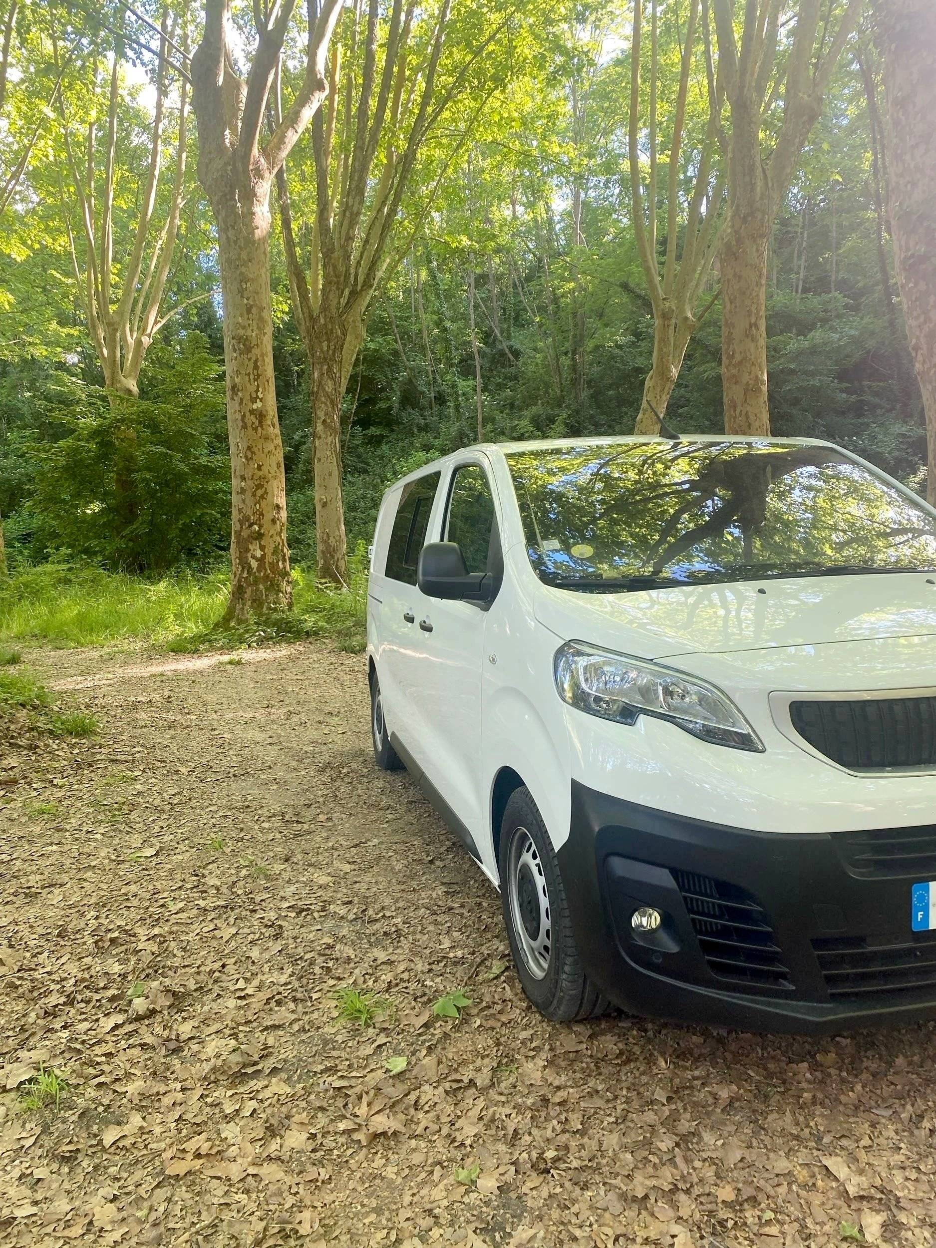 Vista de 3/4 Peugeot Expert 180 ch eat8 - Yescapa