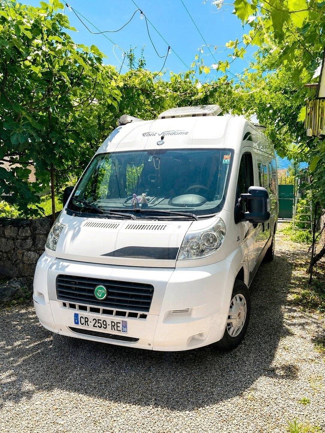 Vista de 3/4 Fiat Ducato 130 Multijet - Yescapa
