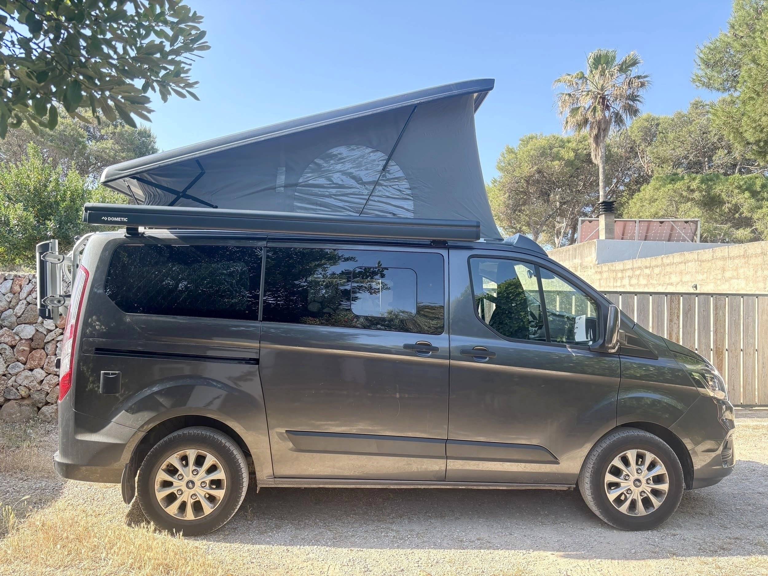 Vista del vehículo ángulo delantero Ford Transit Custom 2,0 l 130 ch - Yescapa