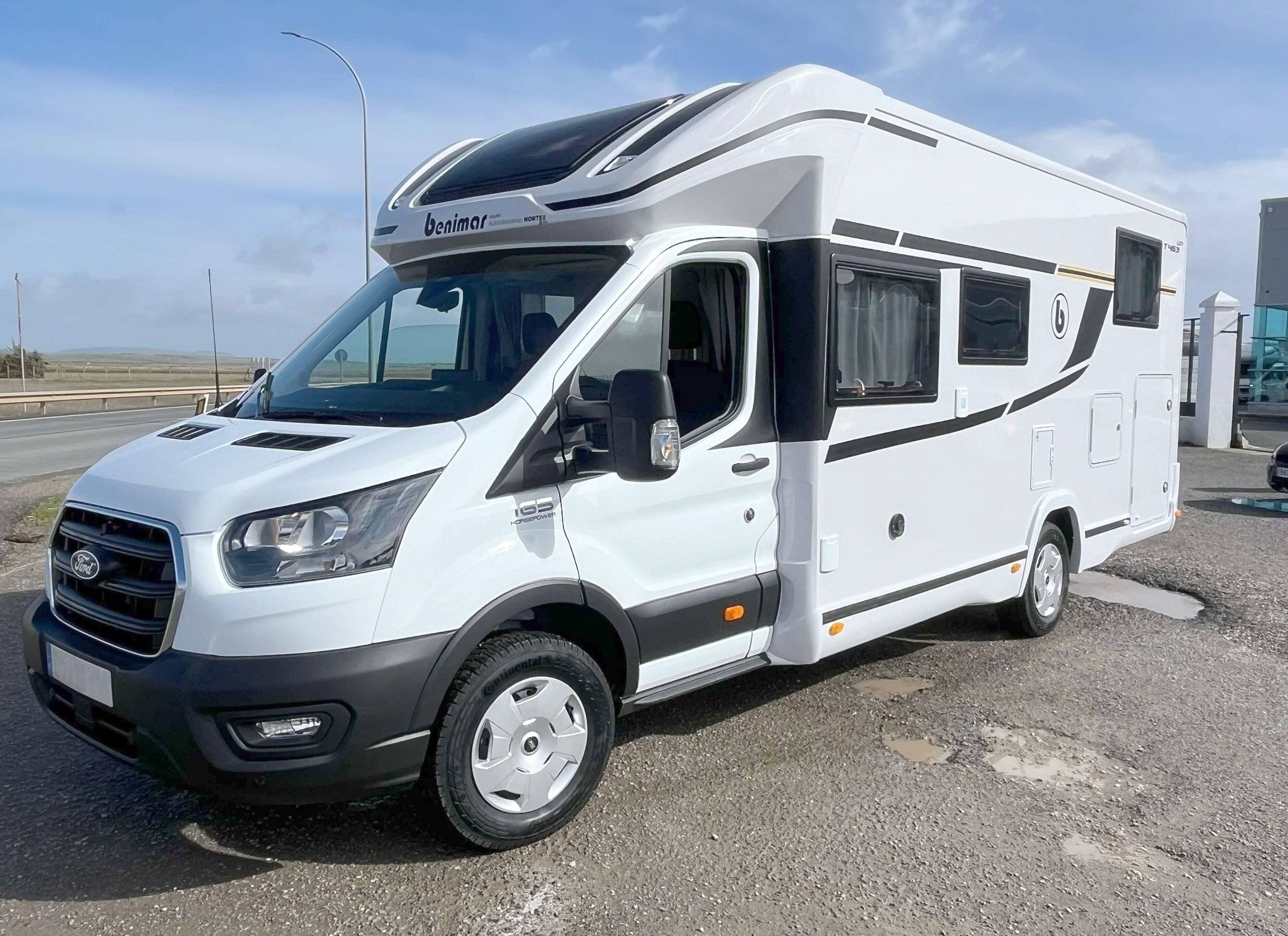 Front view from 3/4 Ford Ford - Yescapa
