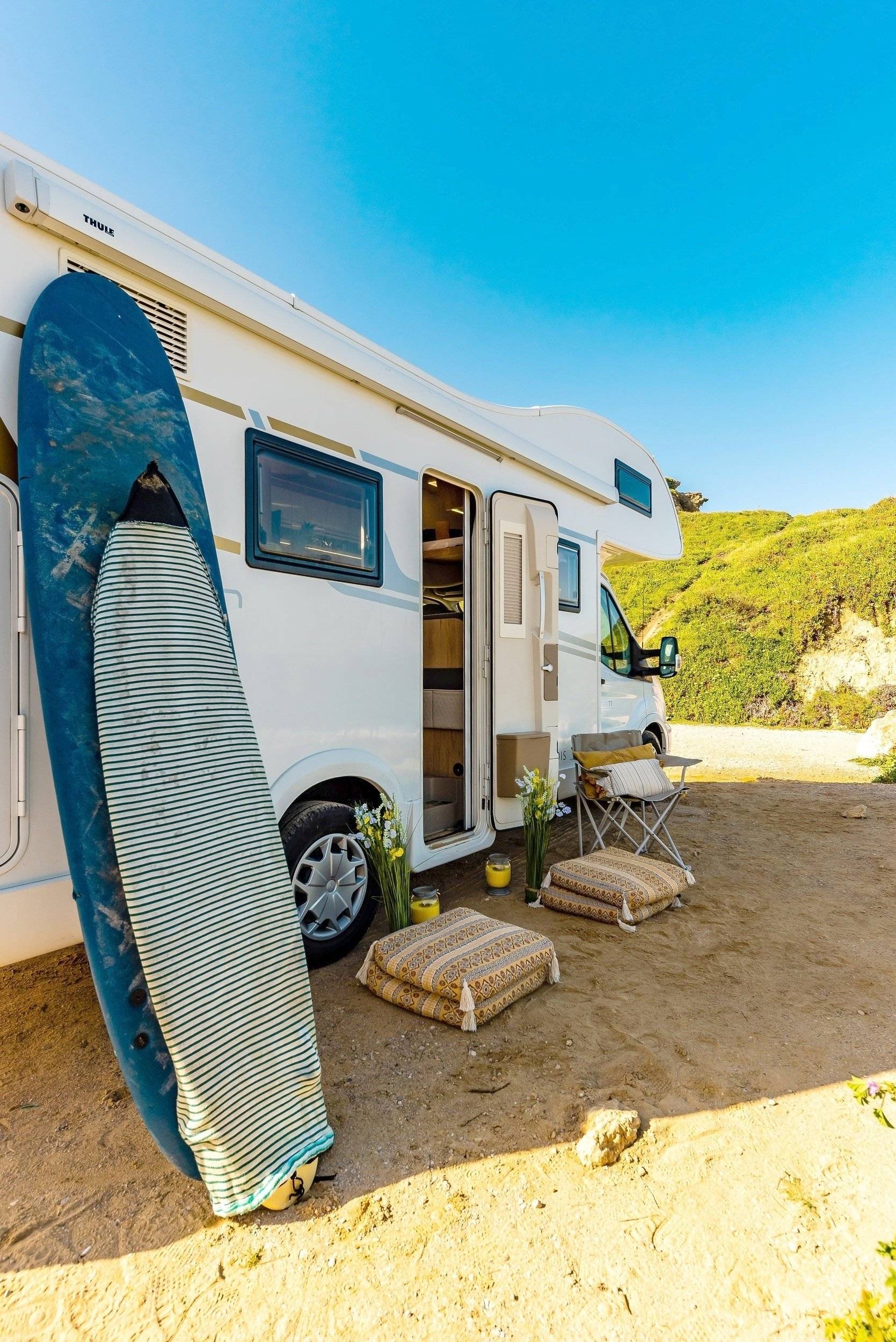 Dining Area Ford - Yescapa