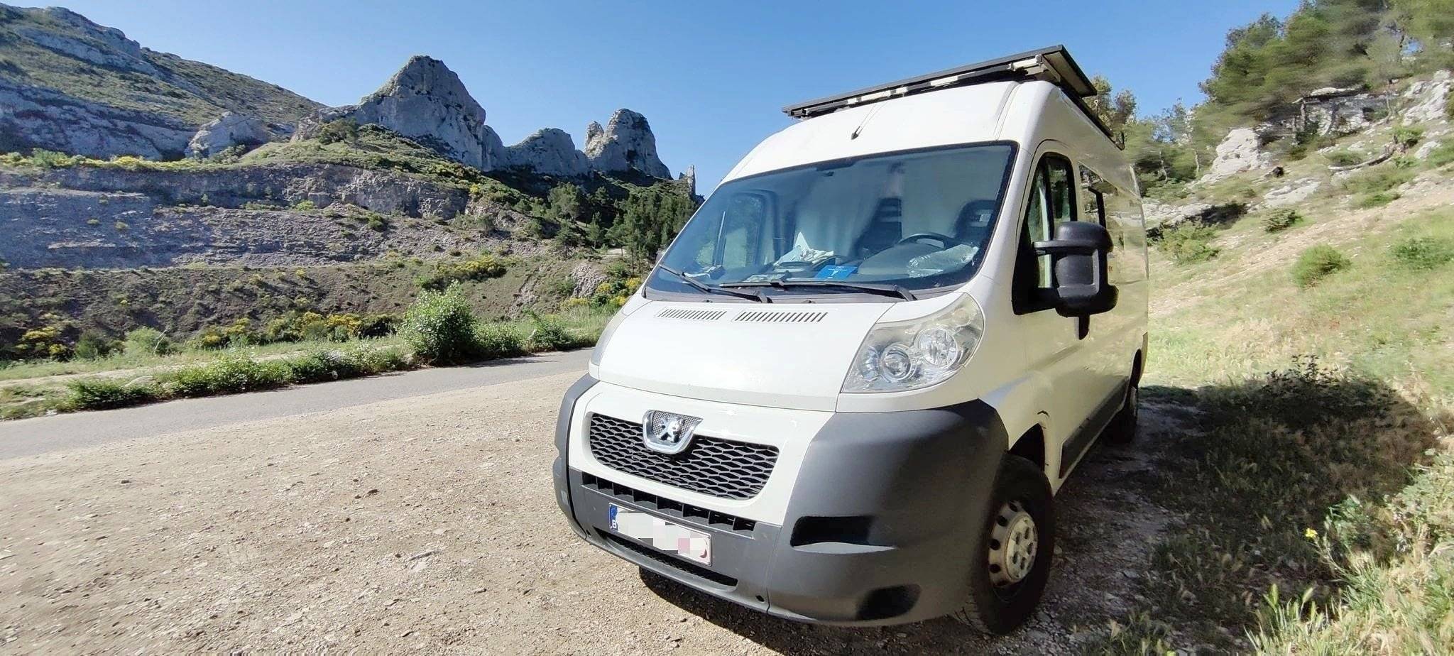 Front view from 3/4 Peugeot Boxer 2,2 l hdi 130 ch - Yescapa