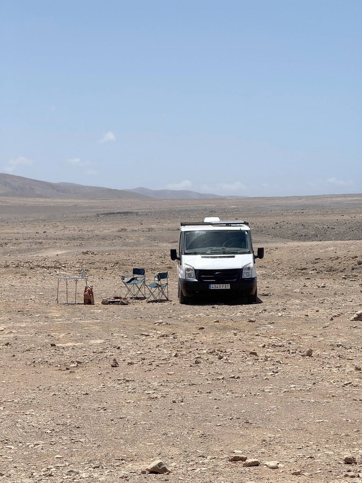 Vue avant de 3/4 Ford Transit td - Yescapa