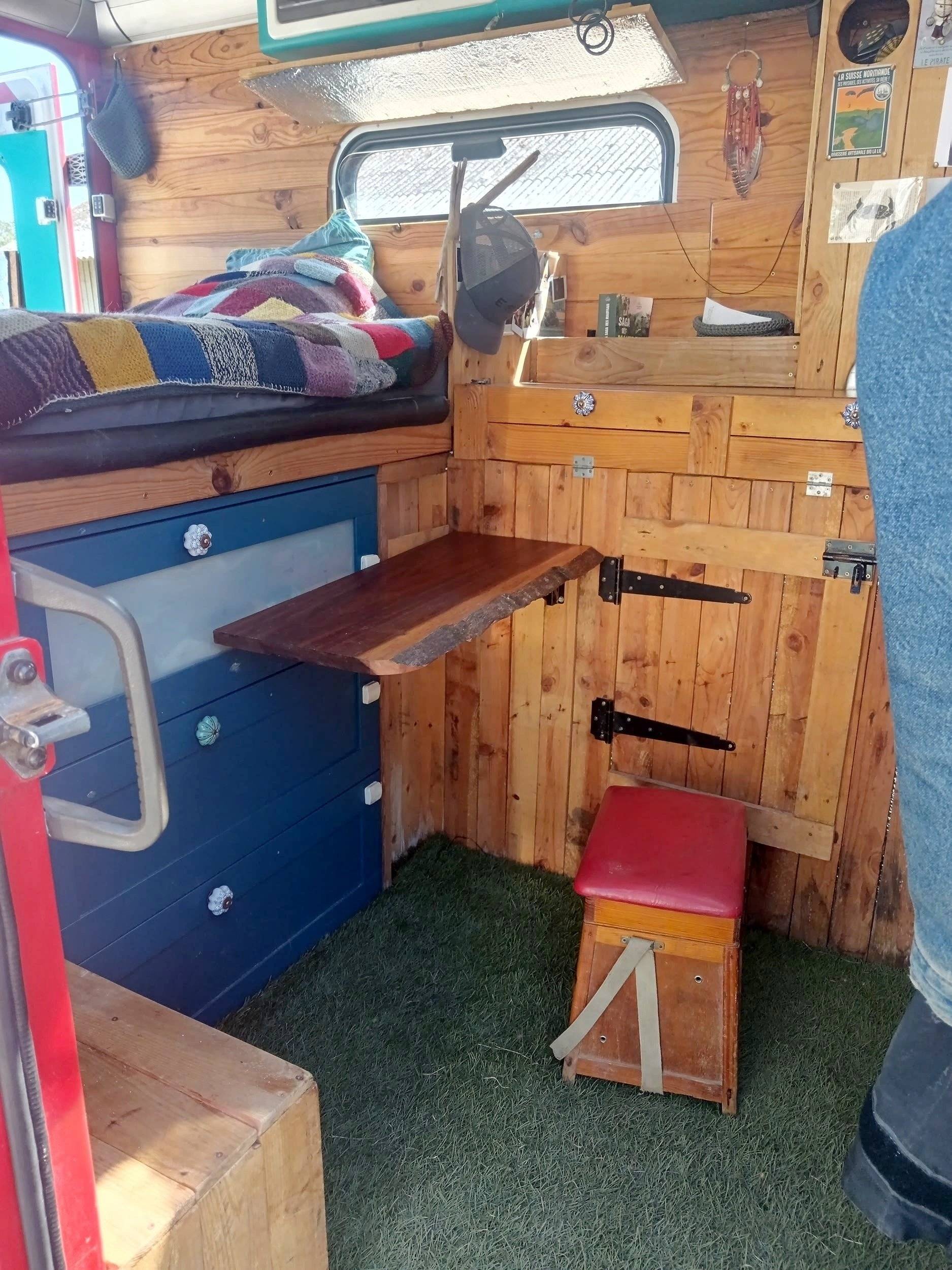 Dining Area Renault Master 2,5 l dCi 120 ch. - Yescapa