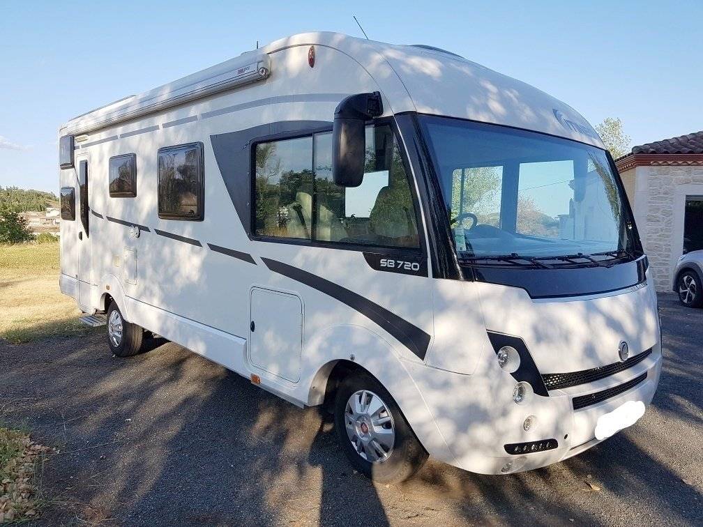 Vista del vehicle angle davanter Fiat Ducato 2,2 l Multijet 130 ch. - Yescapa