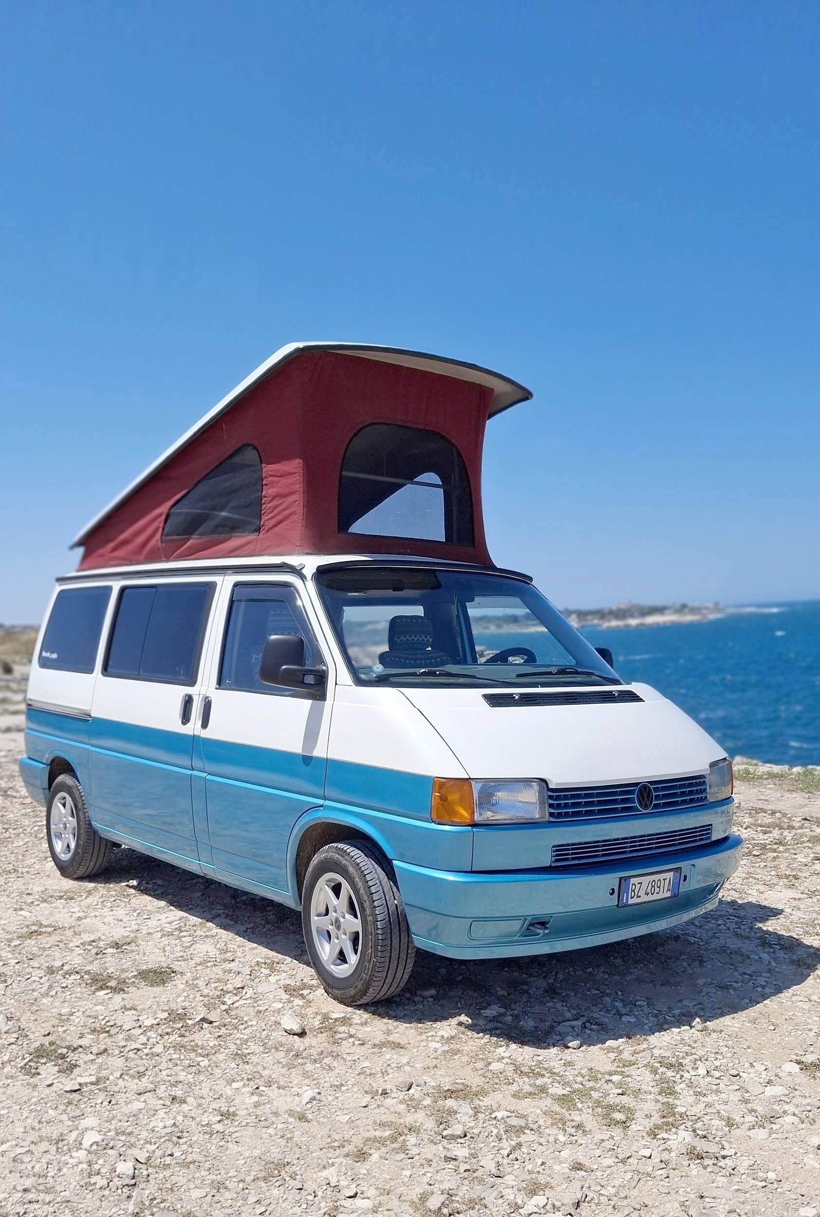 Vista de 3/4 Volkswagen VOLKSWAGEN CALIFORNIA - Yescapa