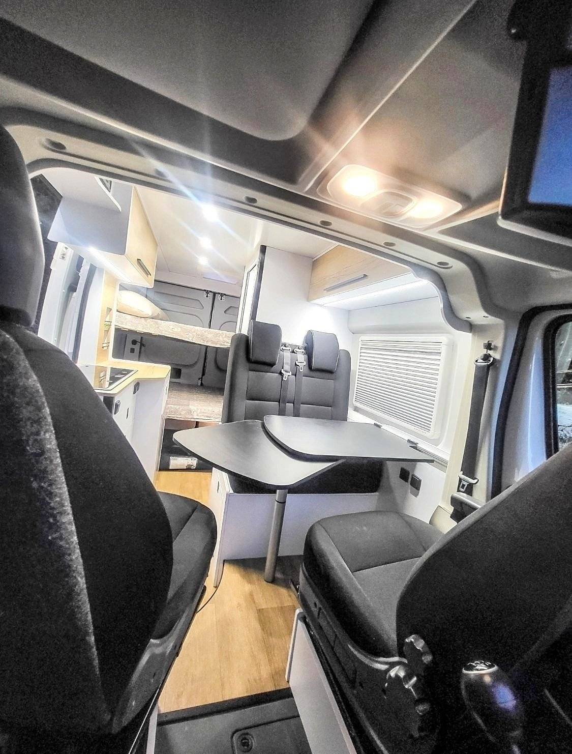 Front view from 3/4 Fiat FIAT DUCATO - Yescapa