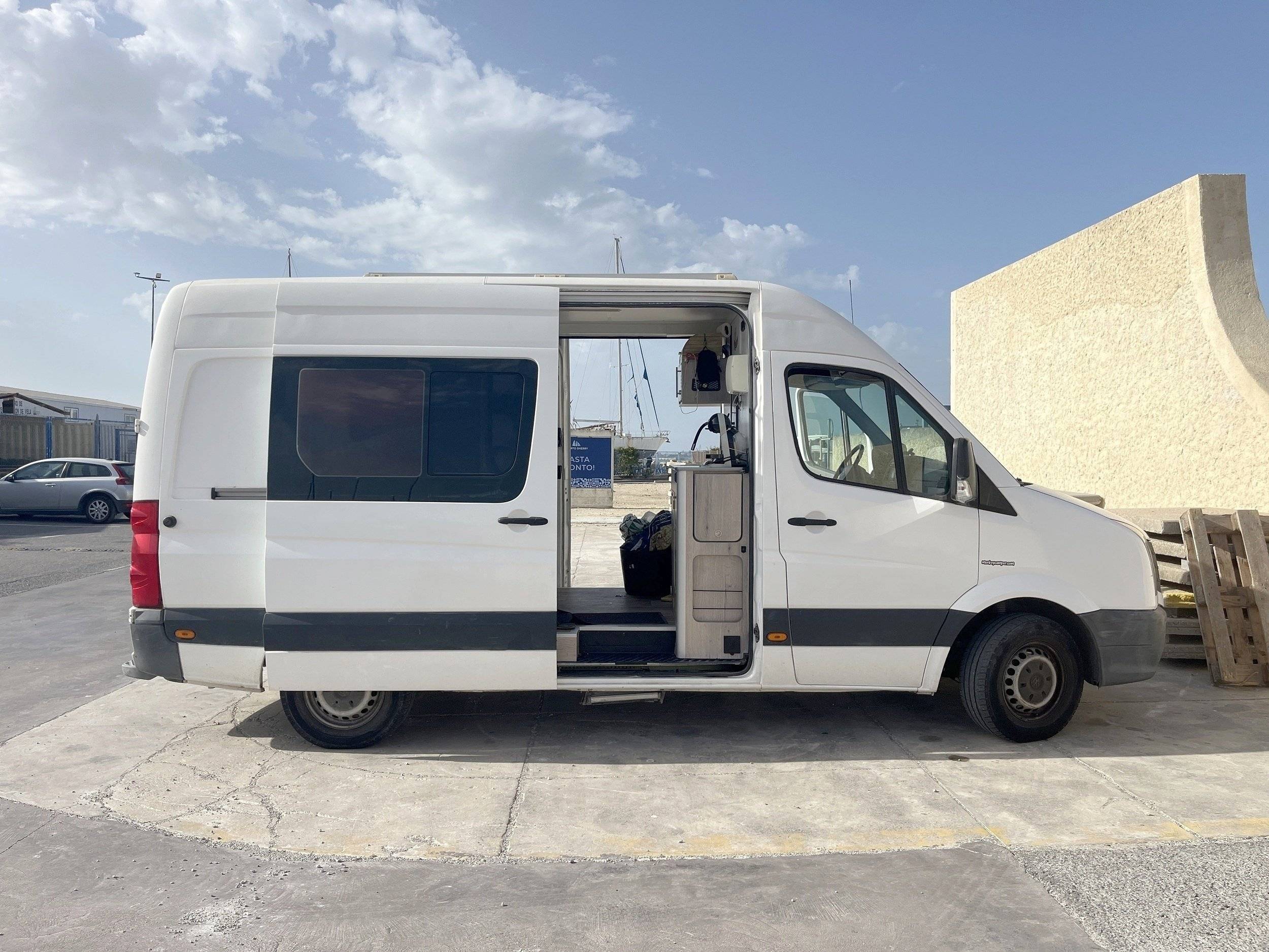 Vista frontale a ¾ Volkswagen Crafter 2,0 l 102 ch - Yescapa