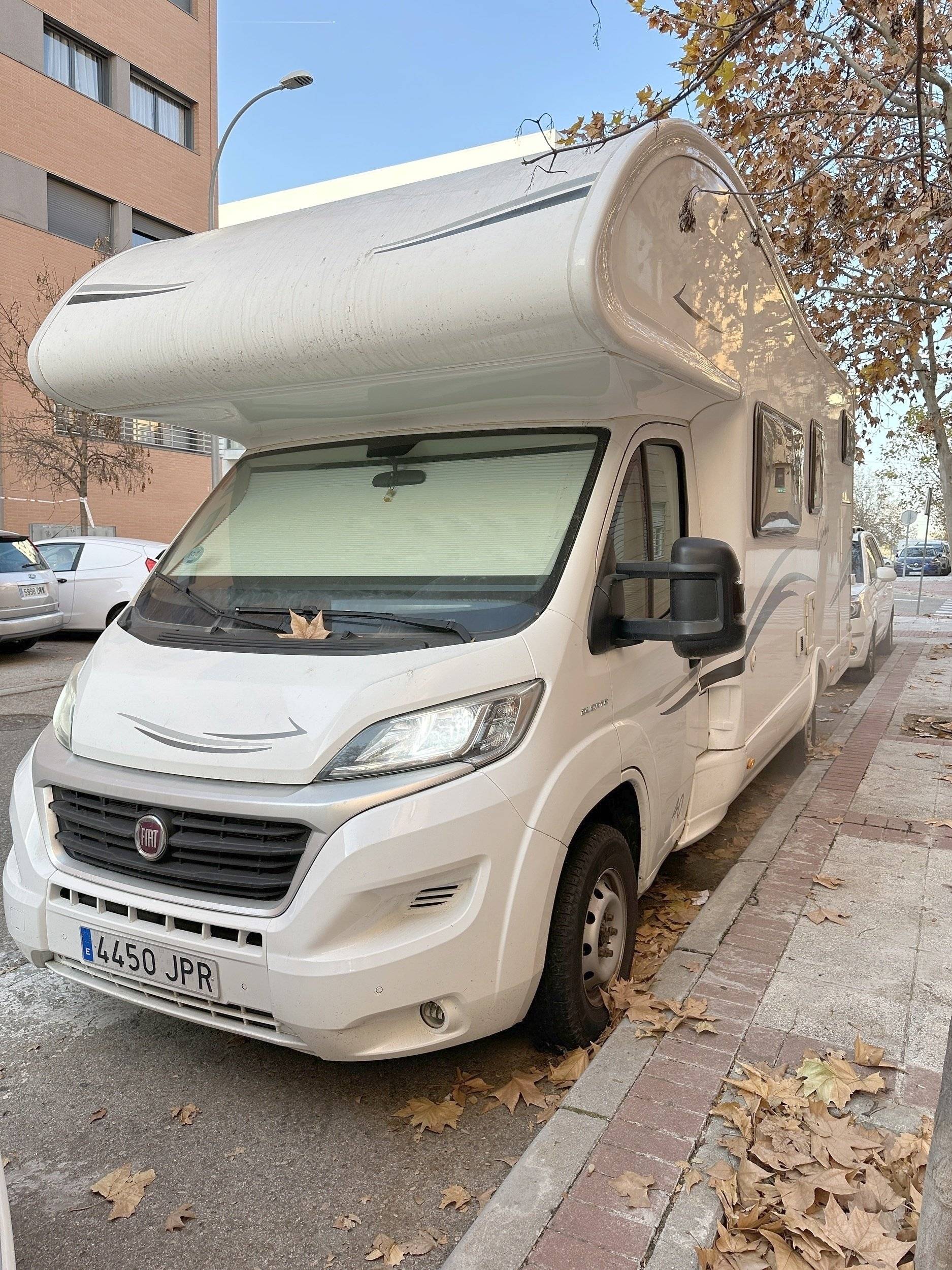 Vista de 3/4 Fiat Ducato 120 Multijet - Yescapa