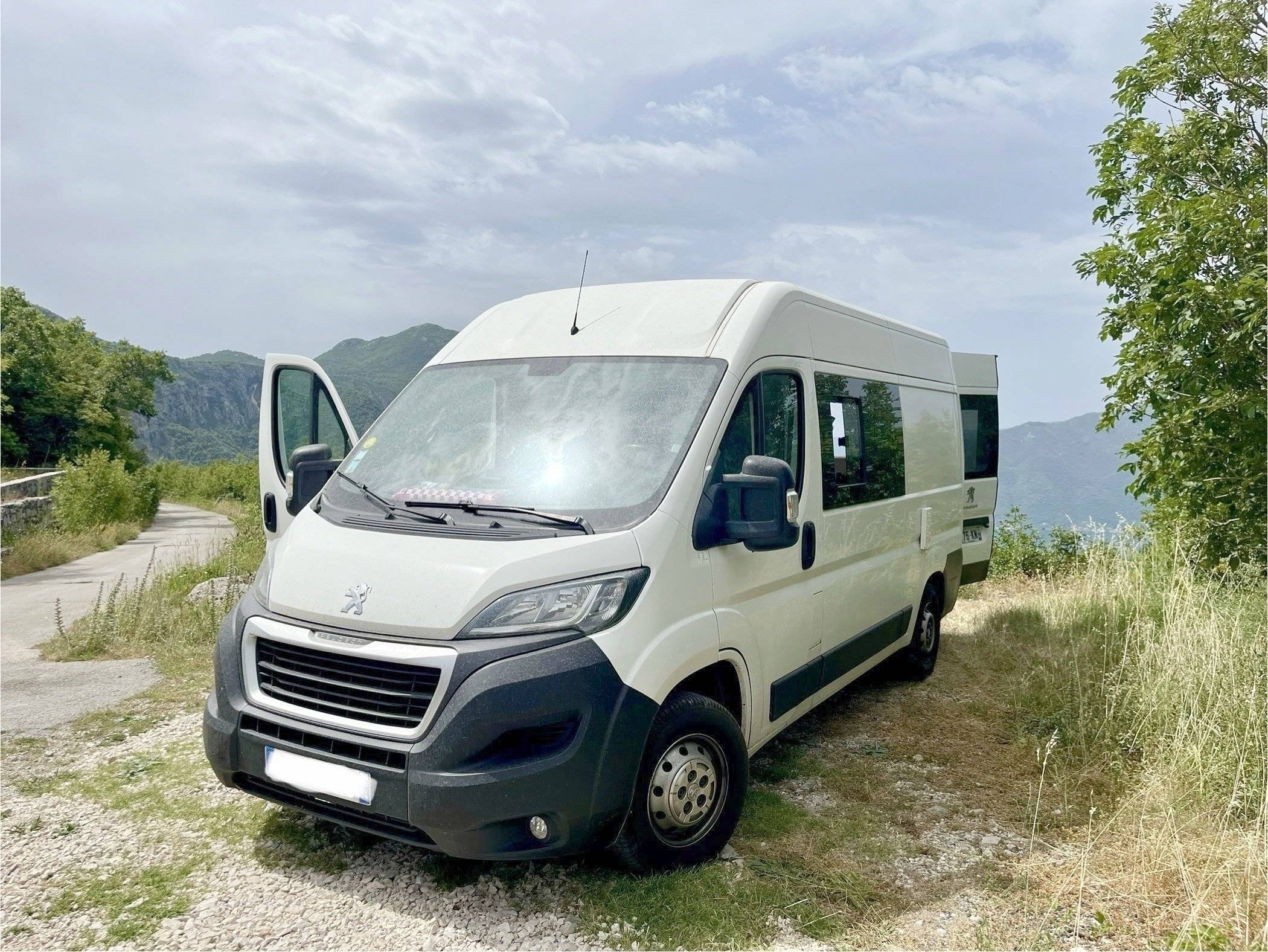 Vista de 3/4 Peugeot Boxer - Yescapa