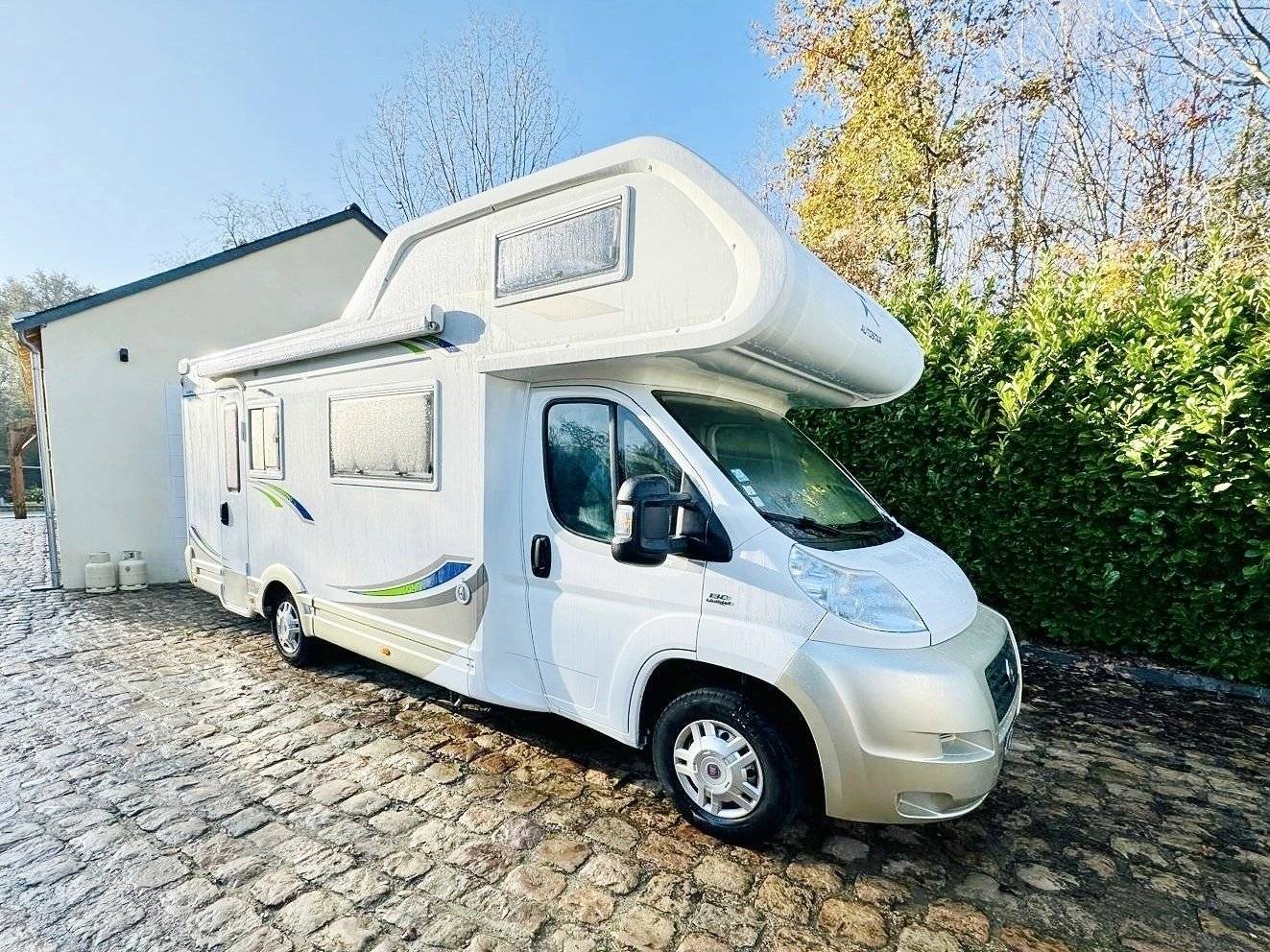 schräge Vorderansicht Fiat Fiat 2,3 l 130 ch. - Yescapa
