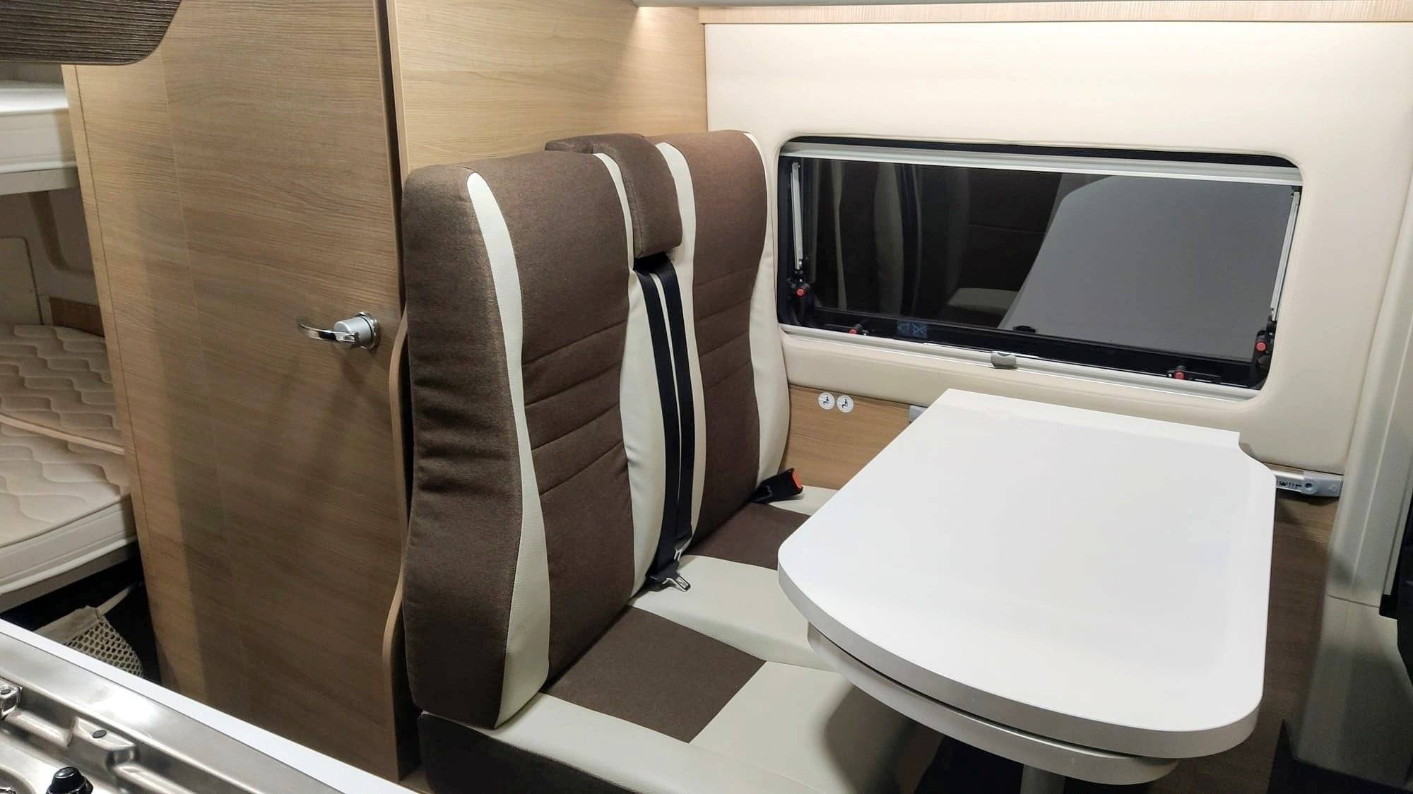 Dining Area Fiat Ducato 2,3 l 130 ch - Yescapa