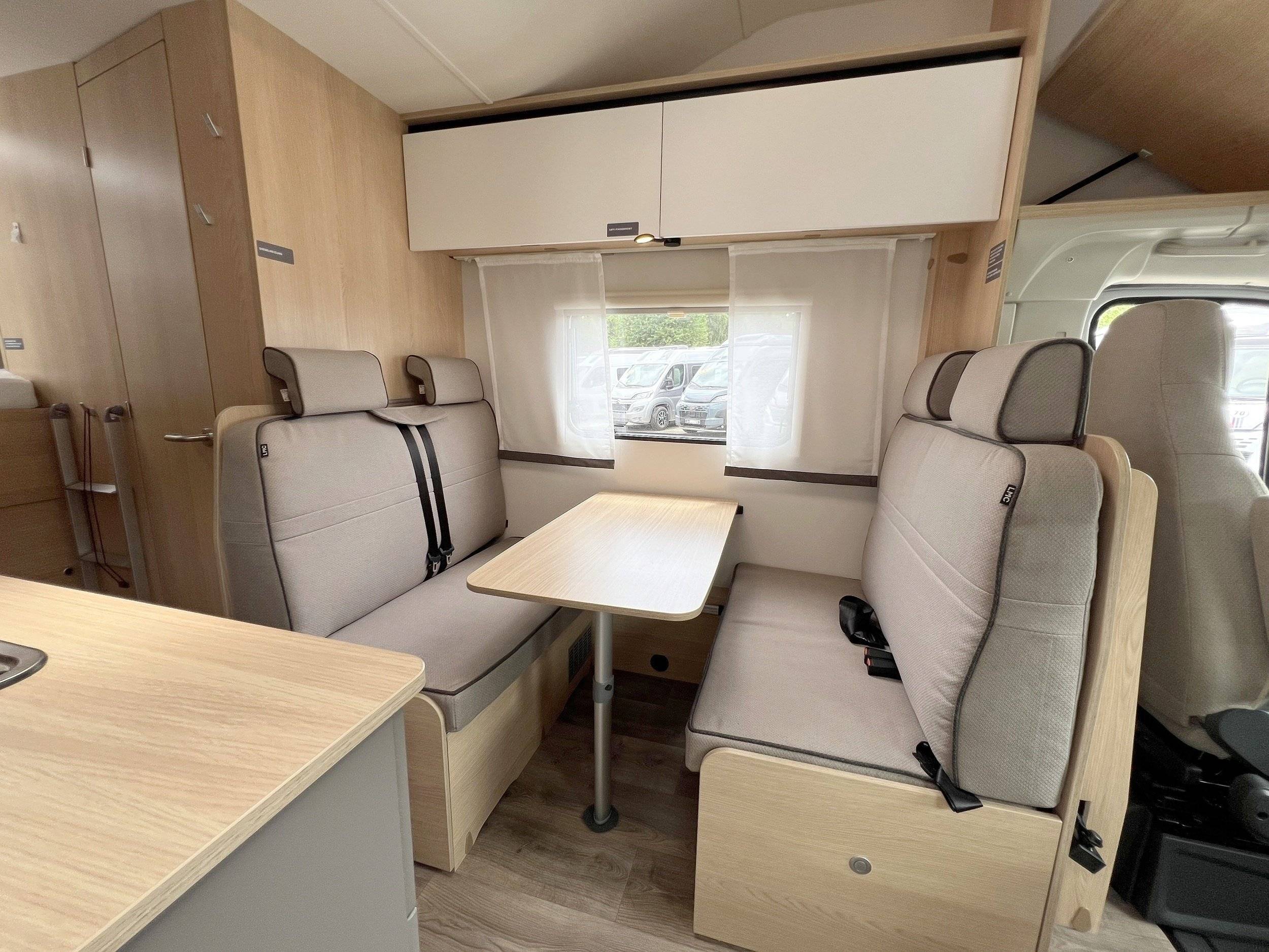 Dining Area Fiat DUCATO - Yescapa