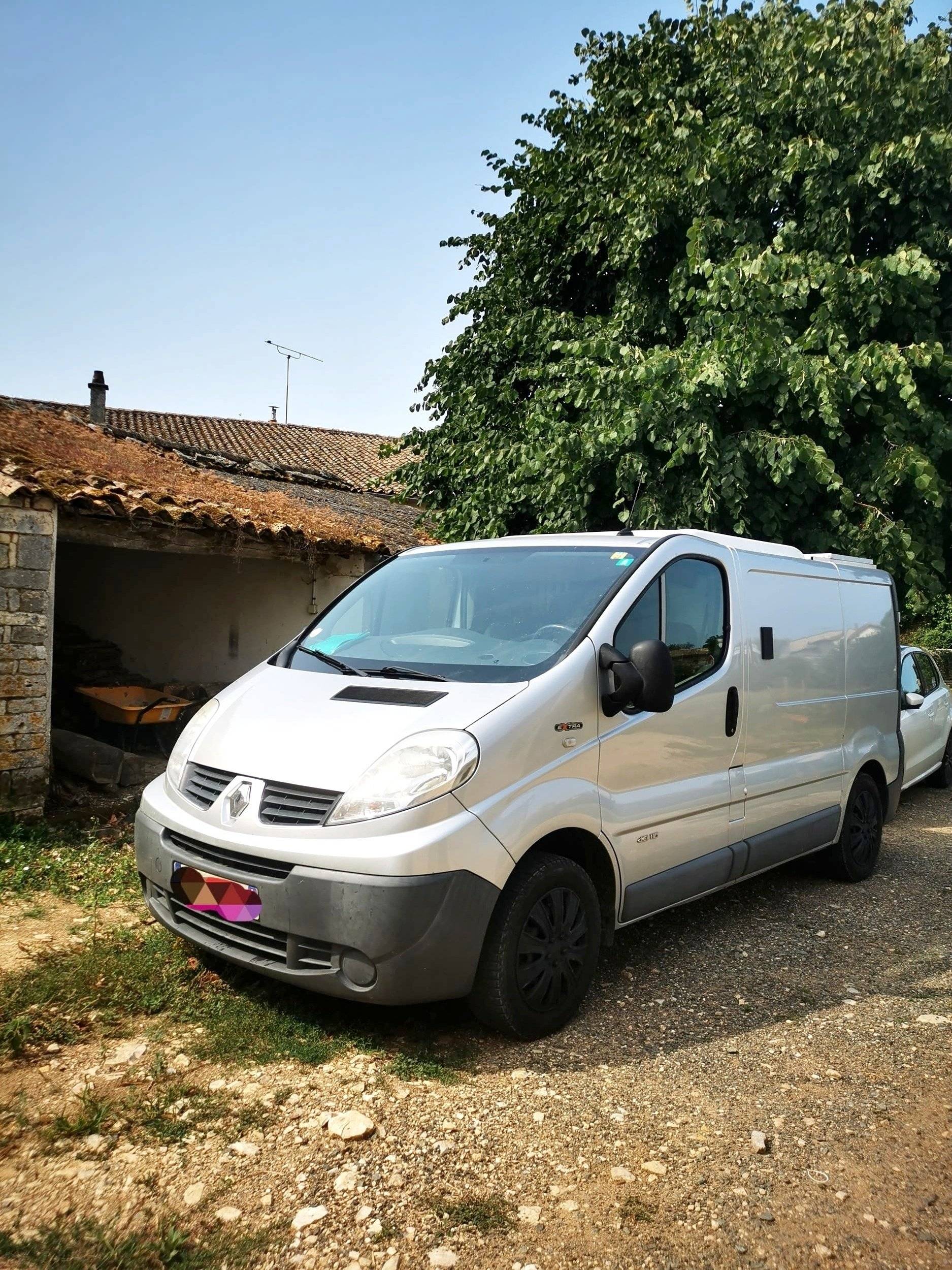 Front view from 3/4 Renault Trafic - Yescapa