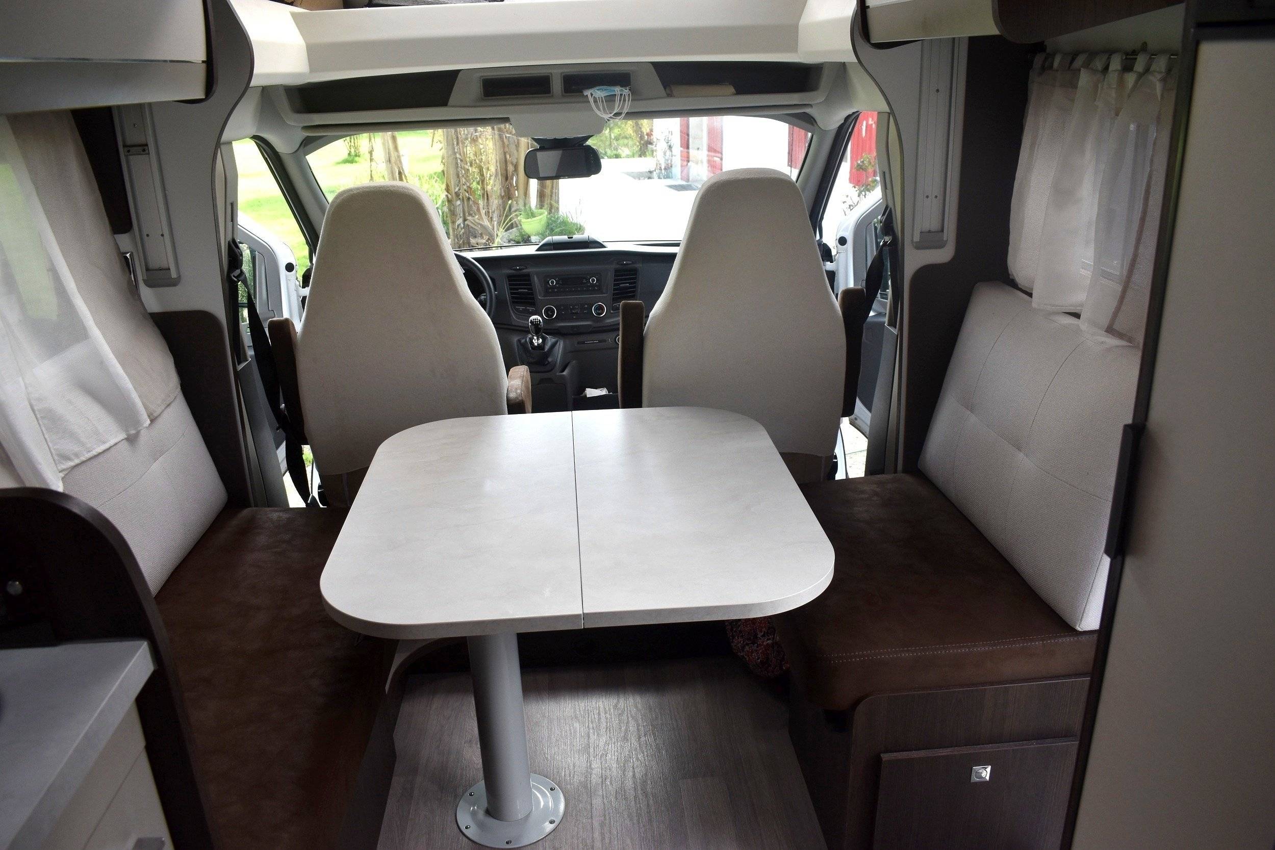 Dining Area Ford Transit 2,0 l 170 ch - Yescapa
