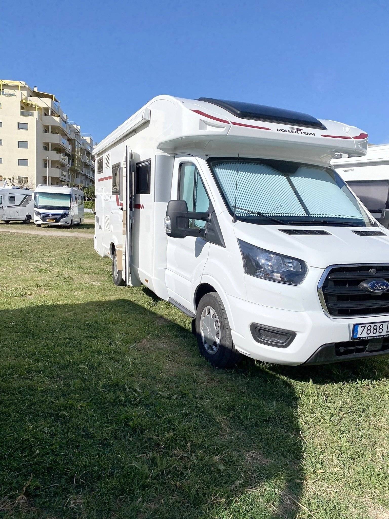 Front view from 3/4 Ford Transit 2.0 TDI 170 CV - Yescapa