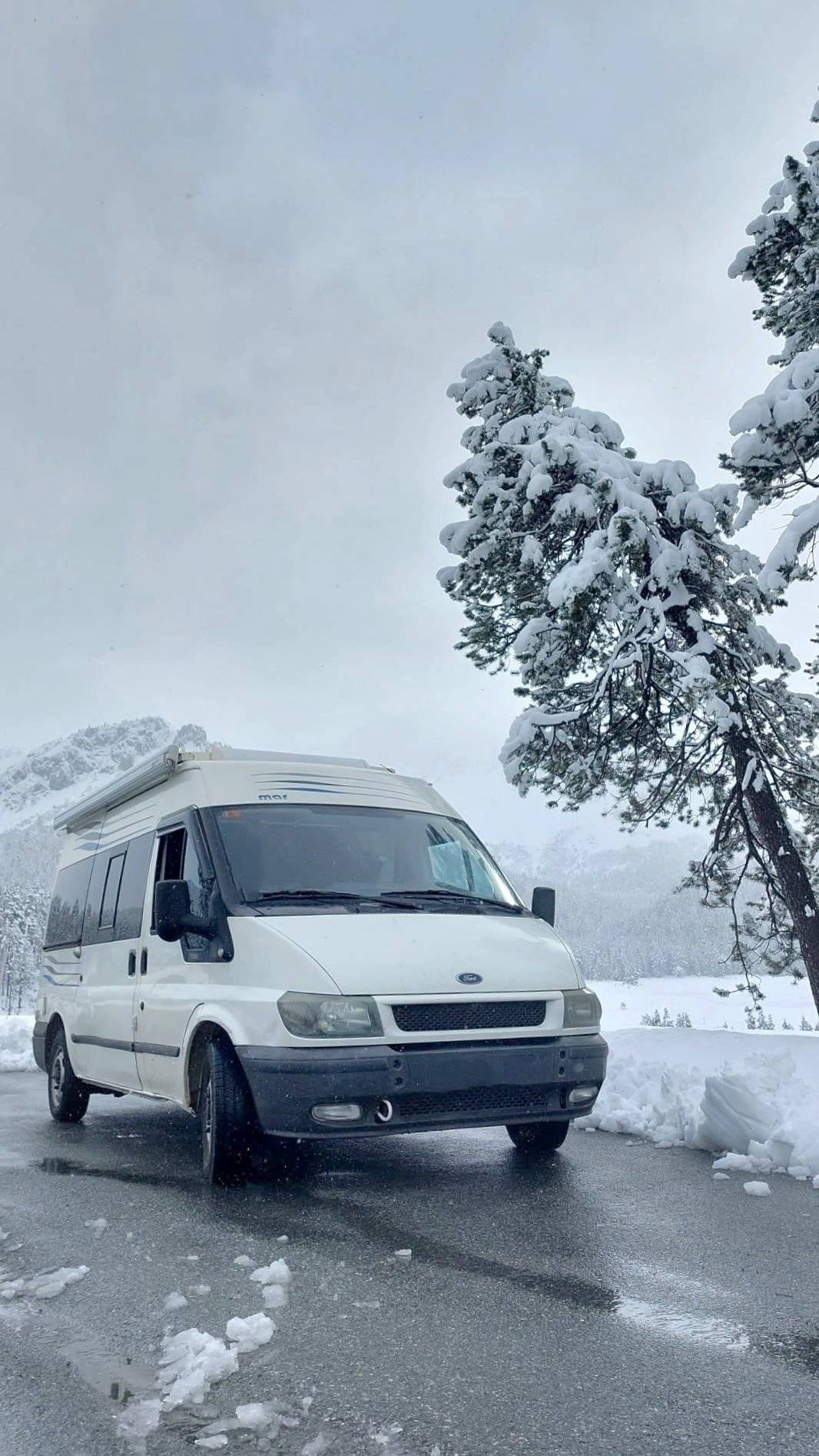 Vue avant de 3/4 Ford TRANSIT TD/300M - Yescapa
