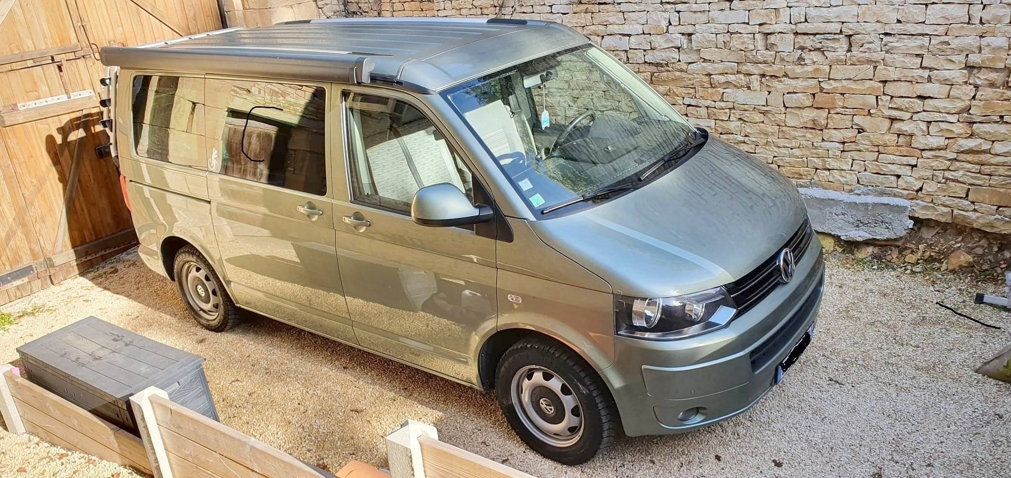 Vue avant de 3/4 Volkswagen Transporter T5 - Yescapa