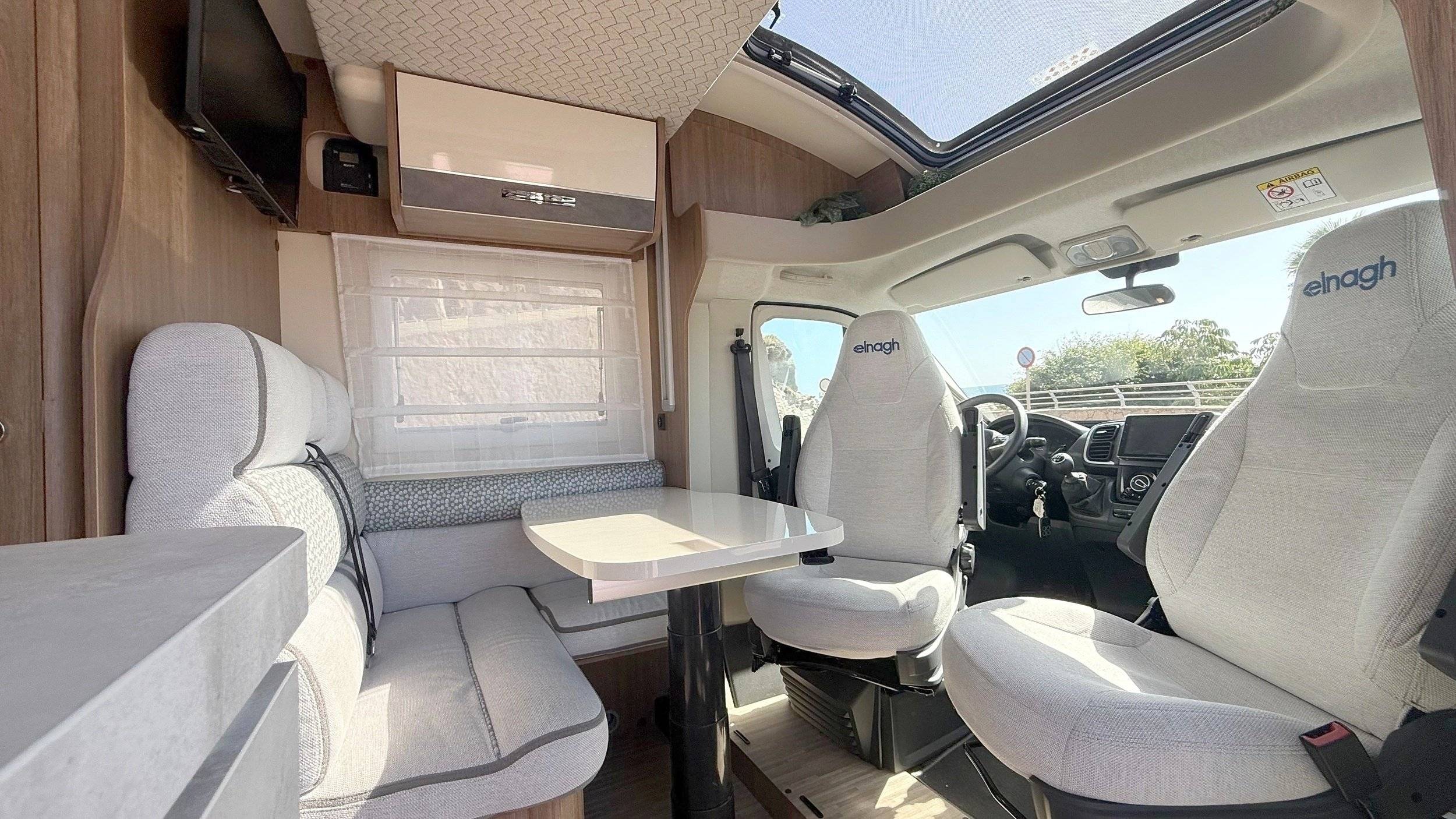 Dining Area Fiat 2,3 l 130 ch. - Yescapa