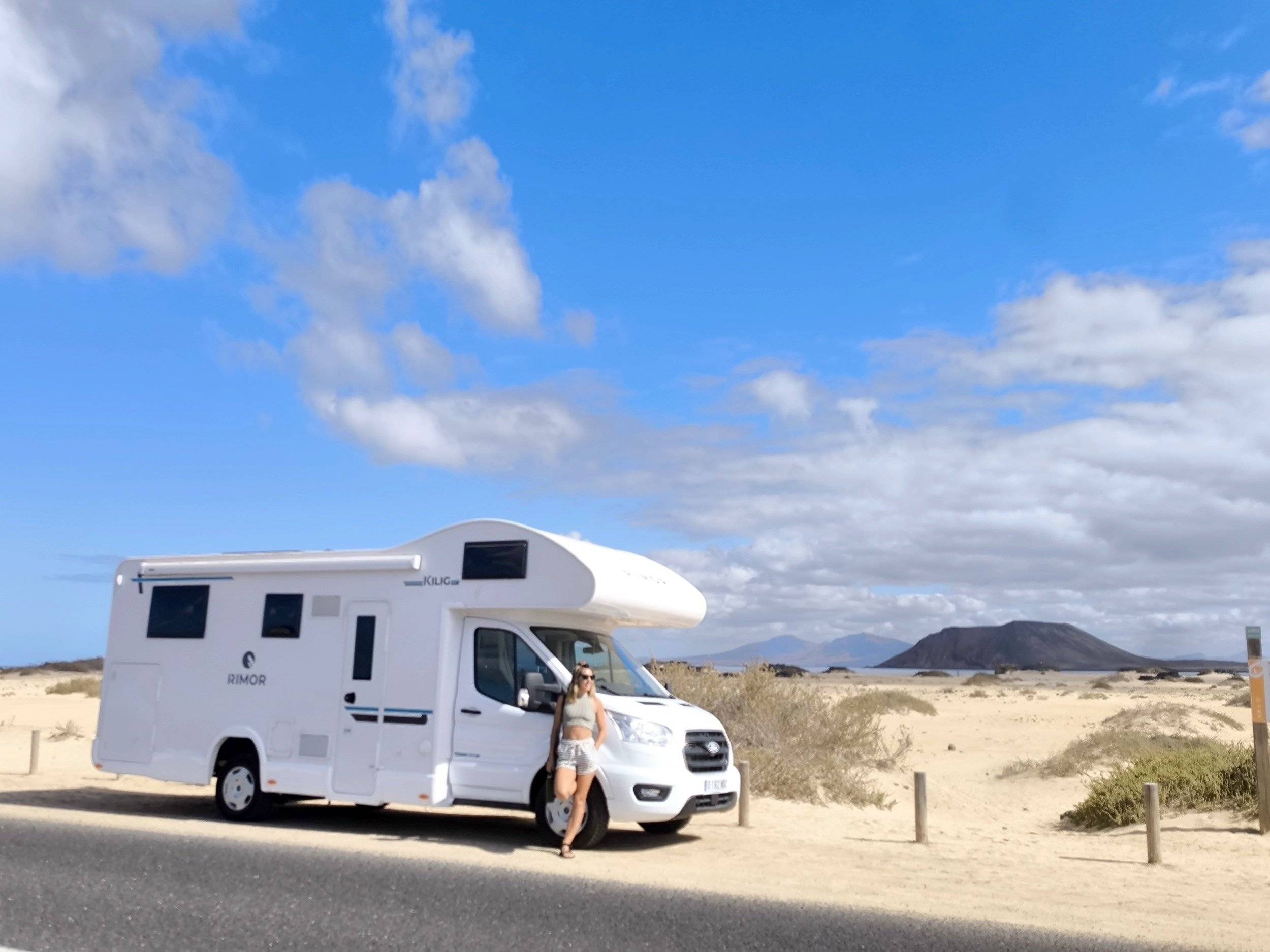 schräge Vorderansicht Ford FORD Transit 2,0 TDCI 170 CV - Euro 6 - Yescapa