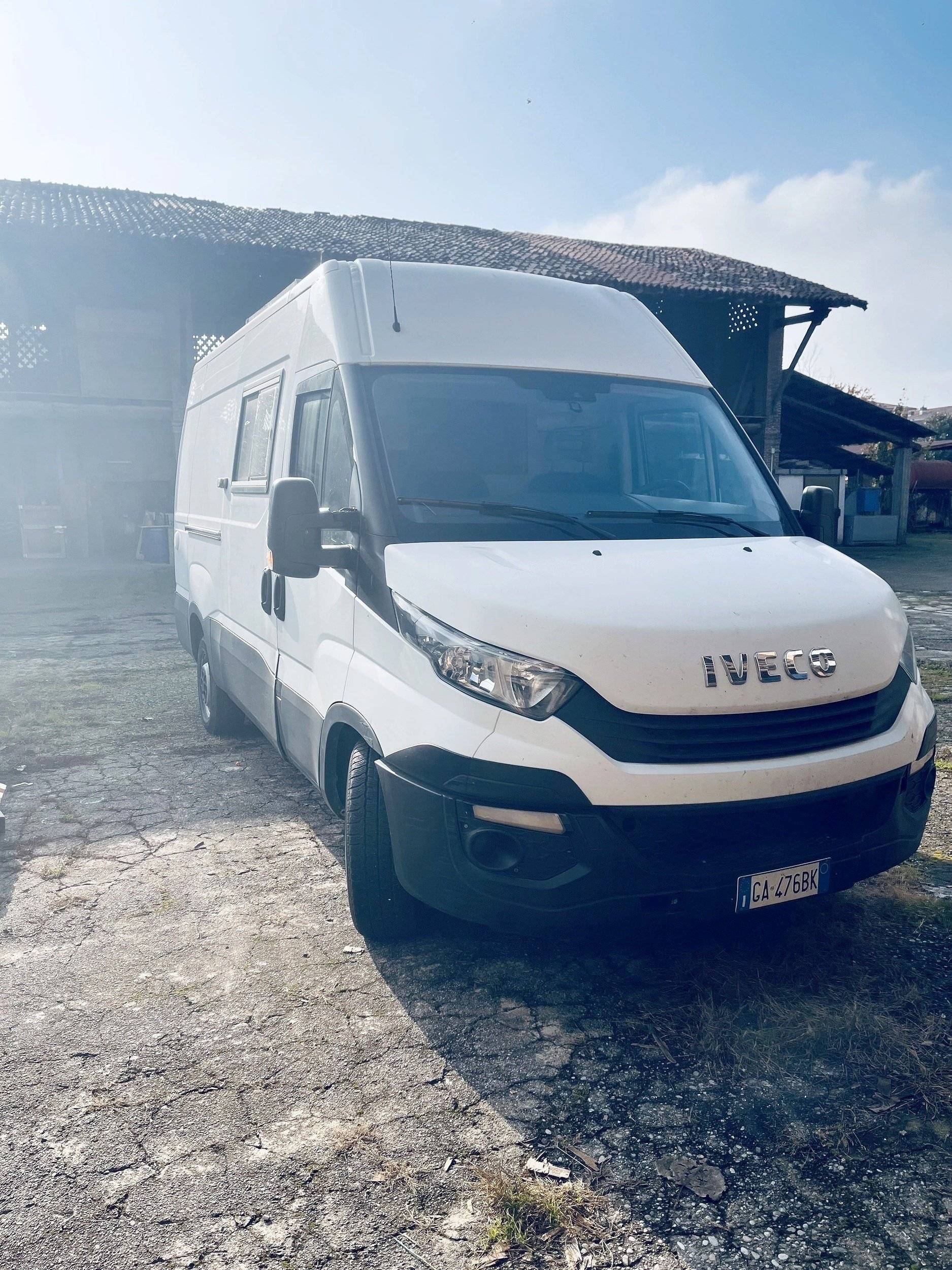 Vue avant de 3/4 Iveco Daily 2,3 l 156 ch - Yescapa