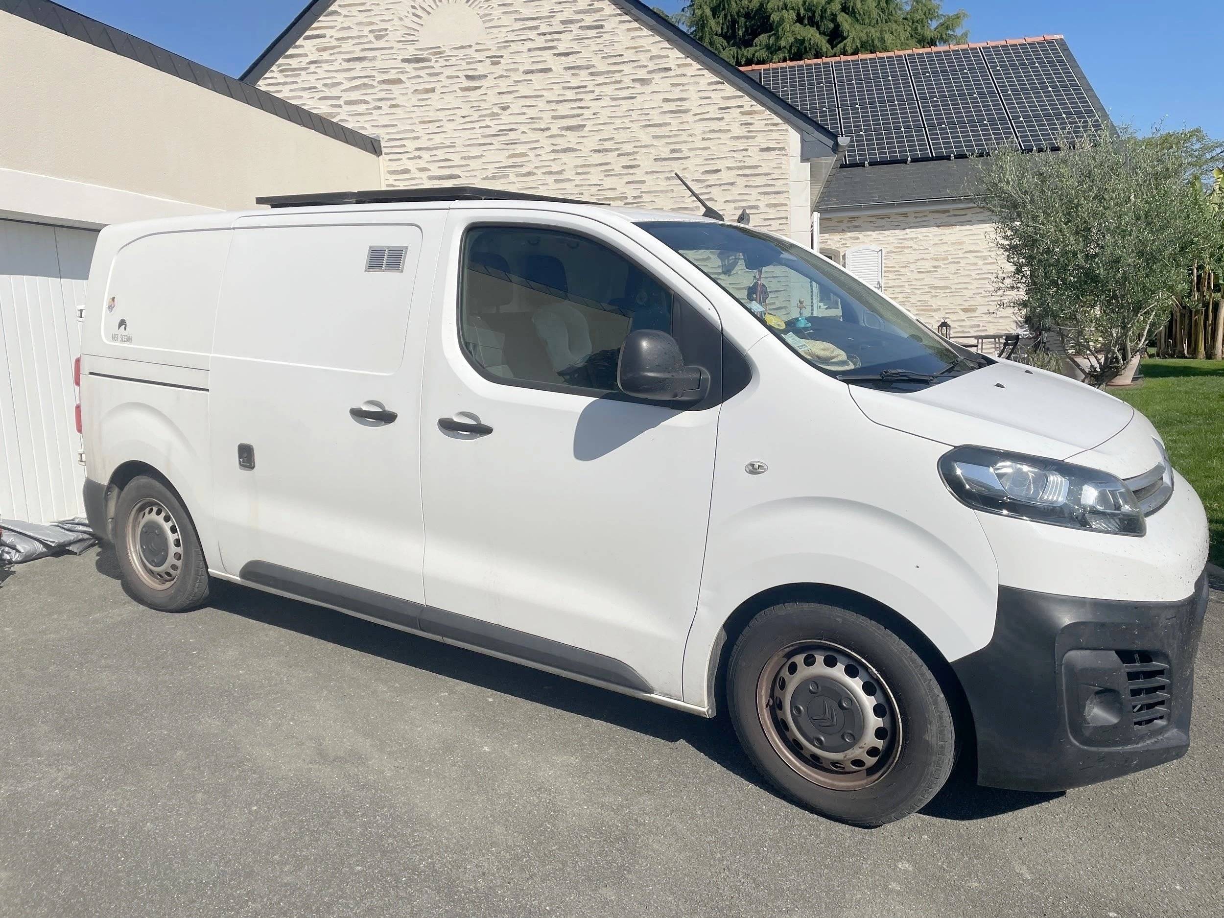 Front view from 3/4 Citroën Jumper 1,6 l Blue HDI 95 ch - Yescapa