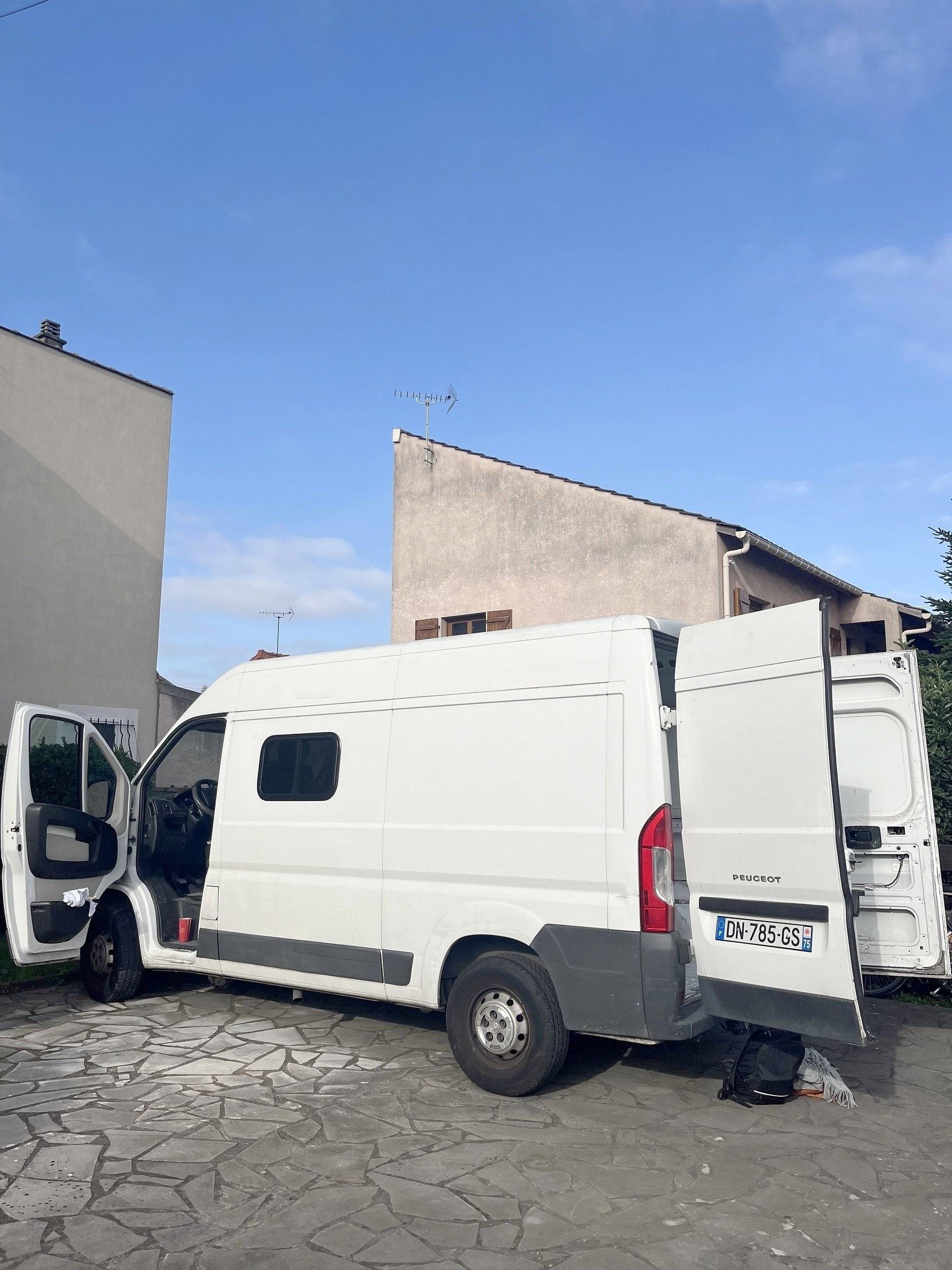 schräge Vorderansicht Peugeot Boxer 2,2 l 130 ch - Yescapa