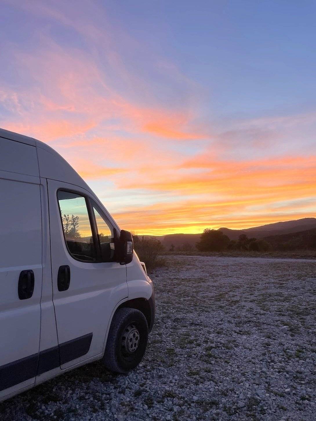 schräge Vorderansicht Peugeot Boxer 2,2 l 130 ch - Yescapa