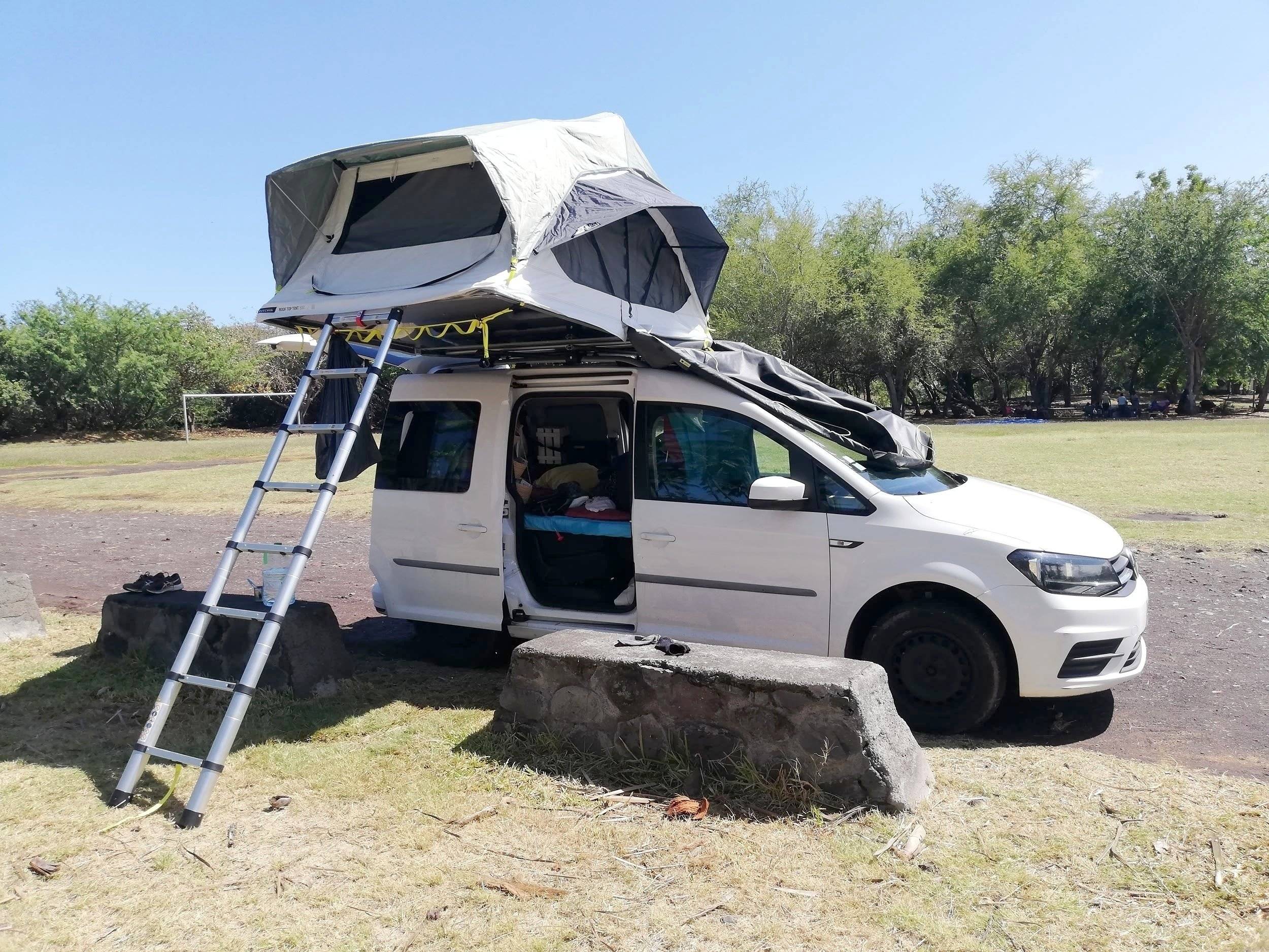 Vista frontale a ¾ Volkswagen Caddy 2,0 l 102 ch - Yescapa