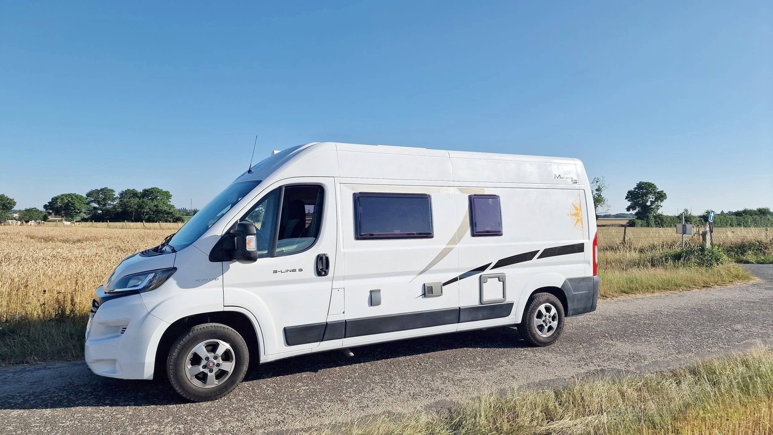 schräge Vorderansicht Fiat FIAT DUCATO 2.3 130CV - Yescapa