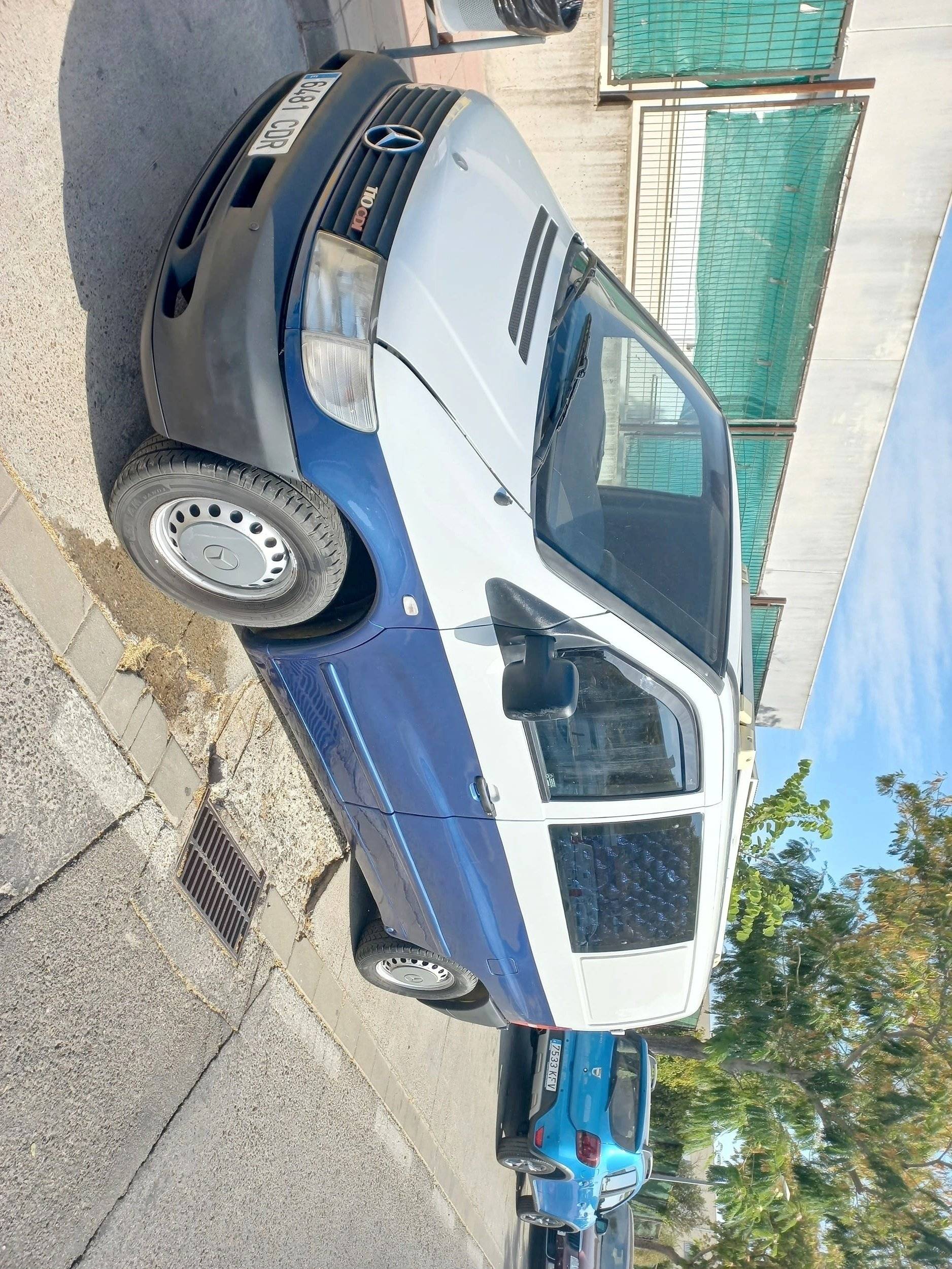 Vue avant de 3/4 Mercedes Vito 111 CDI 116 ch - Yescapa