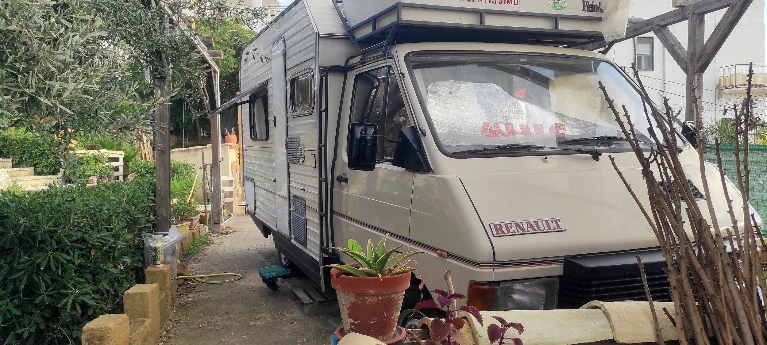 Vue avant de 3/4 Renault - Yescapa